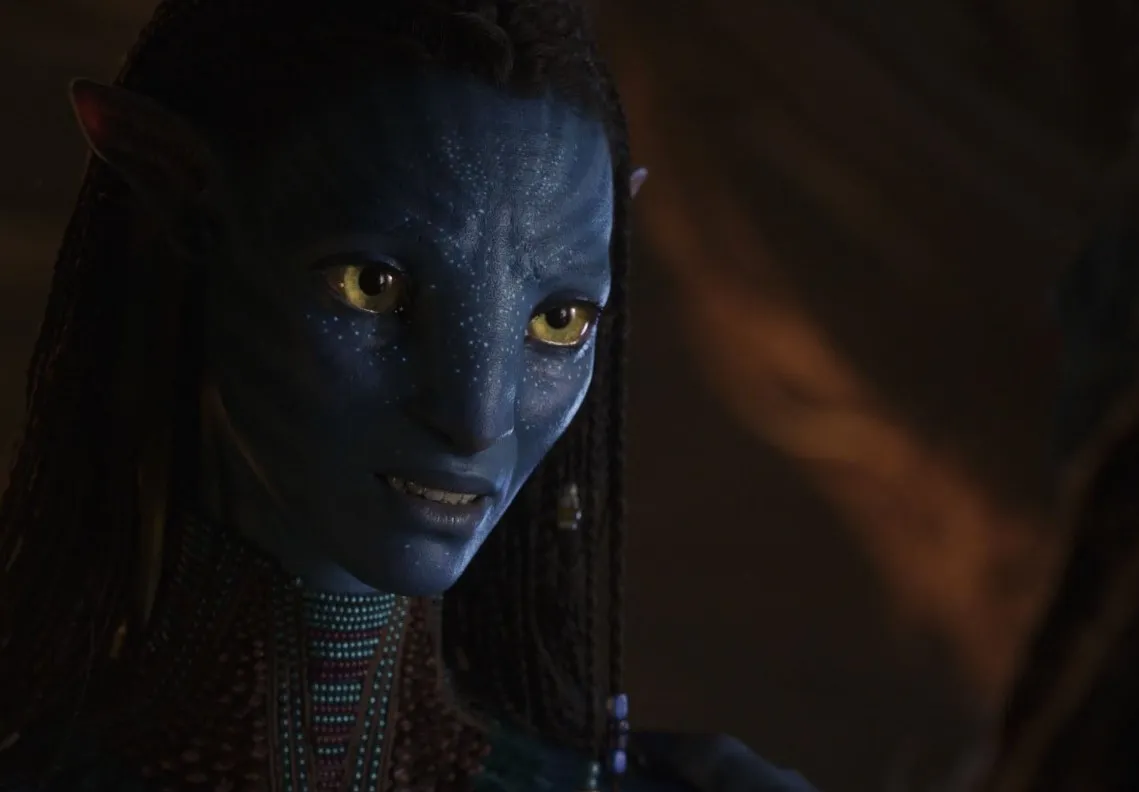 Karanlık bir ortamda geçen sahnede, Neytiri karakterinin yüzüne yakın plandan odaklanan ve karşısındaki karakterle duygusal bir an yaşadığı Avatar: The Way of Water (Avatar: Suyun Yolu) filminden etkileyici bir kare.