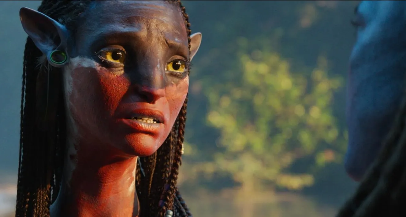 Pandora ormanında geçen sahnede, Neytiri karakterinin yüzüne odaklanan duygusal bir yakın planın yer aldığı Avatar: The Way of Water (Avatar: Suyun Yolu) filminden etkileyici bir kare.