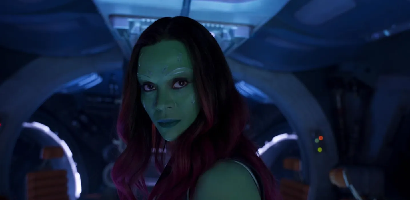 Uzay gemisinin içinde geçen sahnede, Gamora karakterinin yeşil teni ve kararlı bakışıyla öne çıktığı Guardians of the Galaxy Vol. 2 (Galaksinin Koruyucuları 2) filminden ikonik bir kare.