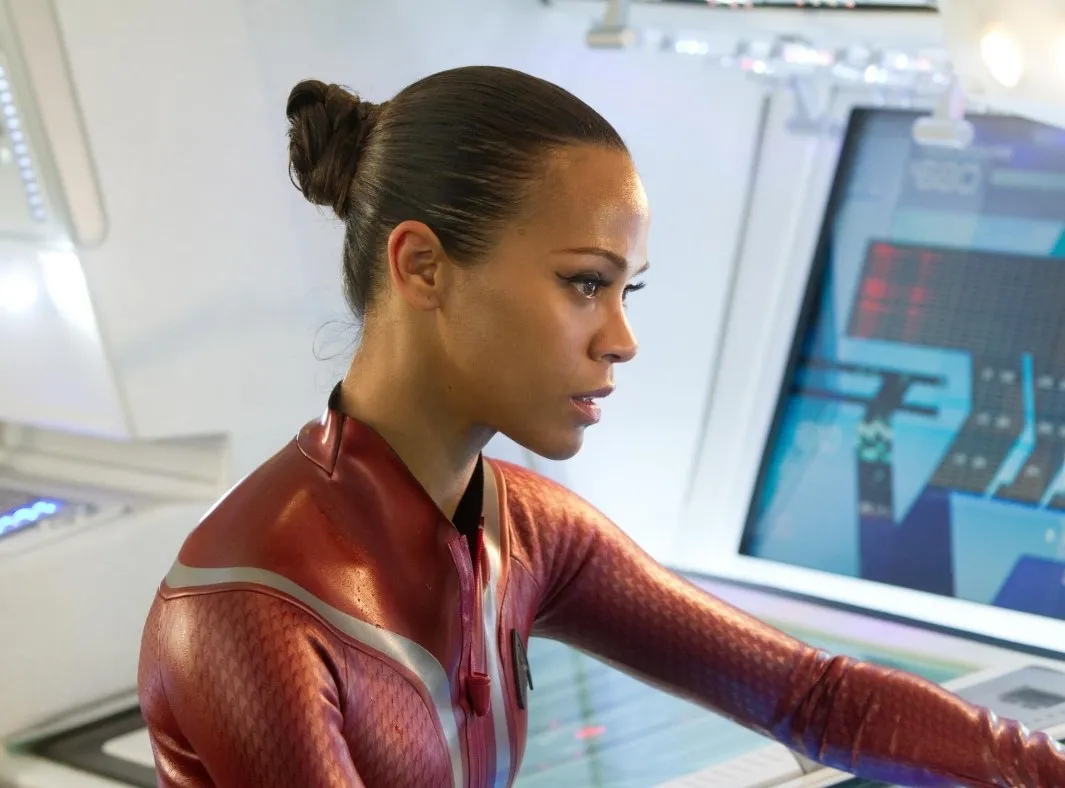 Uzay gemisinin kontrol paneli başında odaklanmış halde çalışan Nyota Uhura karakterinin görüldüğü, Star Trek Into Darkness (Star Trek: Bilinmeze Doğru) filminden net ve teknolojik bir sahne.