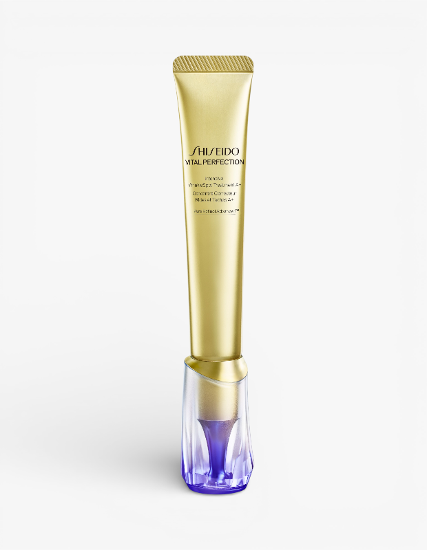Marka Adı: Shiseido
Ürün Adı: Shiseido Vital Perfection Kırışıklık ve Leke Bakım Kremi
Ürün Cinsiyeti: Unisex
Ürün Tipi: Lokal Bakım Kremi
Ürün Sezonsallığı: Tüm Sezonlar
Ürün Çeşidi: Yoğun Kırışıklık ve Leke Bakımı
Ürün Özellikleri: Altın rengi parlak tüpü ve şık mor-şeffaf kristalize tabanıyla lüks bir görünüme sahip olan Shiseido Vital Perfection Kırışıklık ve Leke Bakım Kremi, hedefli cilt bakımı için özel olarak tasarlanmıştır. Saf retinol, 4MSK ve VP8 içeren gelişmiş formülü sayesinde, cildin derin kırışıklıklar ve koyu leke görünümü üzerinde lokal olarak yoğun bir etki sağlamayı hedefler. Cilde pürüzsüz ve aydınlık bir görünüm kazandırarak yaşlanma belirtileriyle mücadele eden bir üründür.
Öne Çıkan Detaylar:
- Saf retinol, 4MSK ve VP8 içeren yoğun formül
- Derin kırışıklıklar ve koyu lekeler üzerinde hedeflenmiş lokal etki
- Cilde pürüzsüz ve aydınlık bir görünüm kazandırır
Kimler Kullanıyor?: Cildindeki derin kırışıklık ve koyu leke görünümünü hedefleyerek daha pürüzsüz ve aydınlık bir ten arayışında olan, bakım rutinlerine lüks ve etkili çözümler eklemeyi tercih eden herkes bu ürünü kullanabilir. Yoğun ve hassas bir uygulama ile cildinin genç ve dinamik görünümünü desteklemek isteyenler için idealdir.