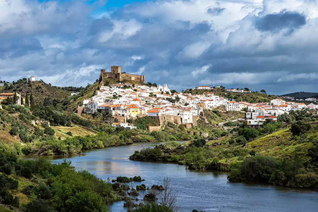 Alentejo, sonsuz gibi görünen düzlükler, küçük kasabalar ve ağır akan bir hayat