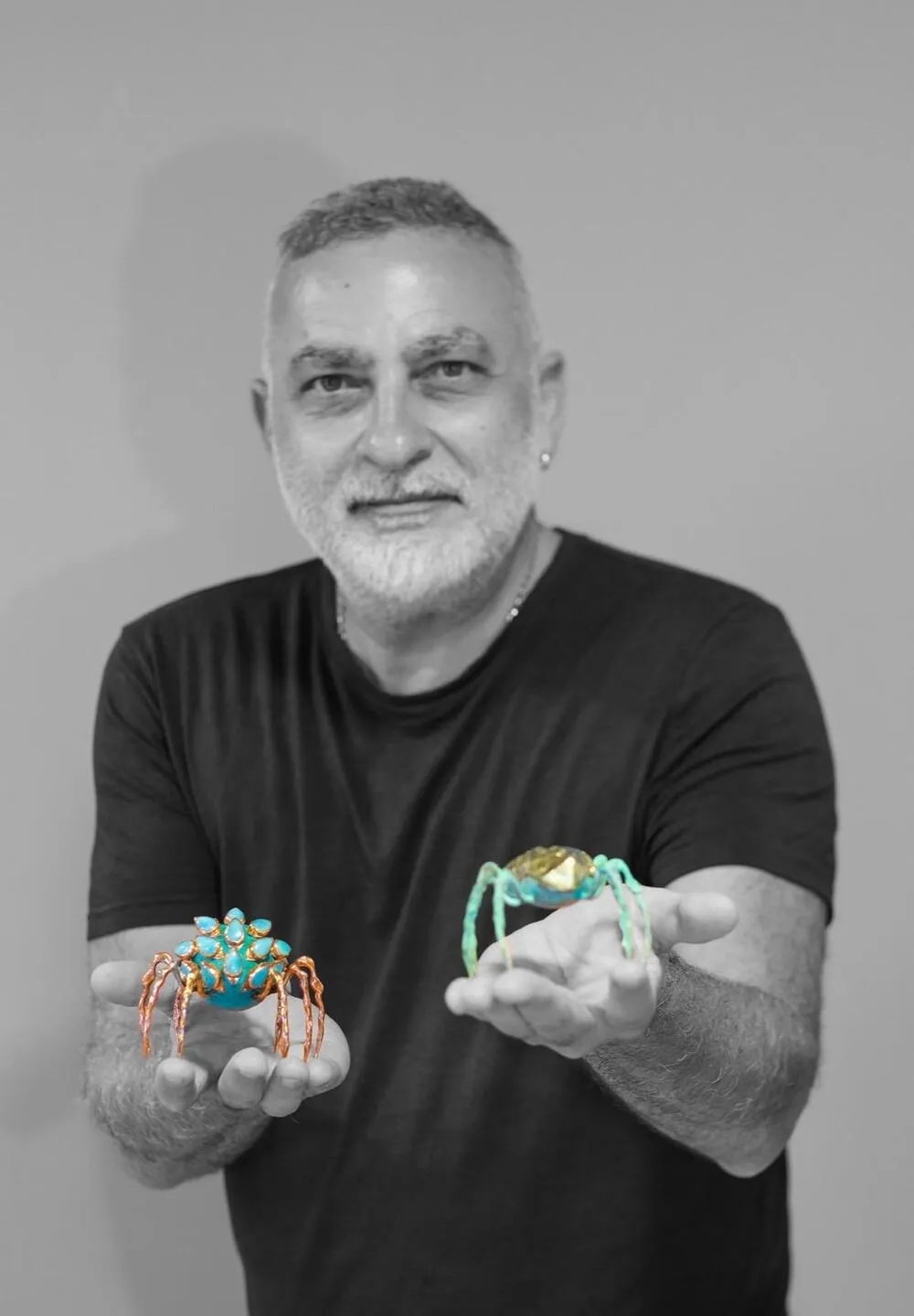 Ali Rıza Akdolu, elinde taşıdığı küçük ölçekli heykellerle portre karesinde; mücevherden heykel formuna uzanan üretimini vurguluyor.
