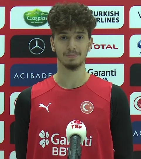 Alperen Şengün, Türkiye millî takım formasıyla röportaj verirken.