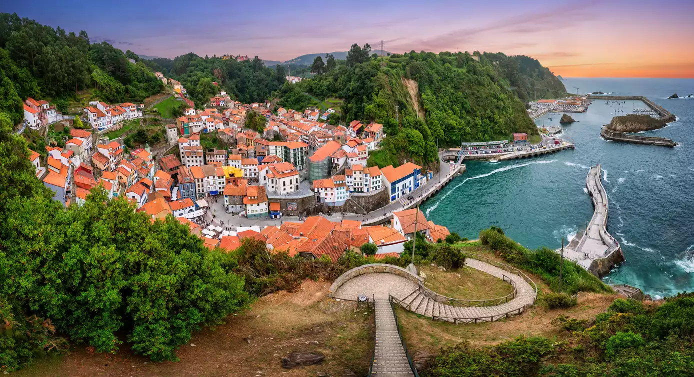 Asturias küçük balıkçı kasabası