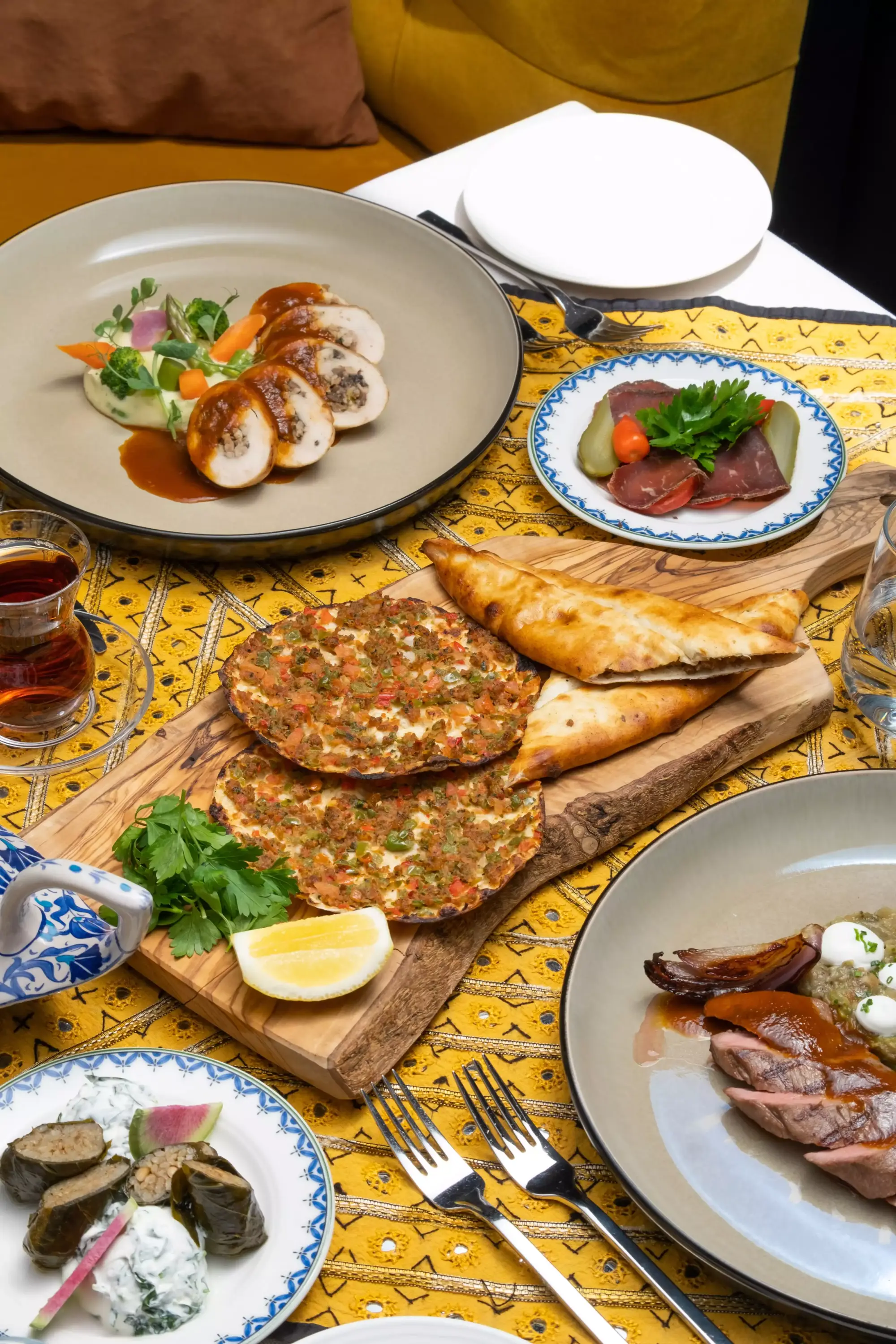 The Ritz-Carlton, Istanbul’un deneyimli mutfak ekibi tarafından hazırlanan açık büfe menü; zeytinyağlılardan yöresel mezeler ve özel böreklere, çorbalardan et döner ve alinazik gibi ana yemeklere, güllaç ve baklava çeşitlerine uzanan zengin bir seçki sunuyor.