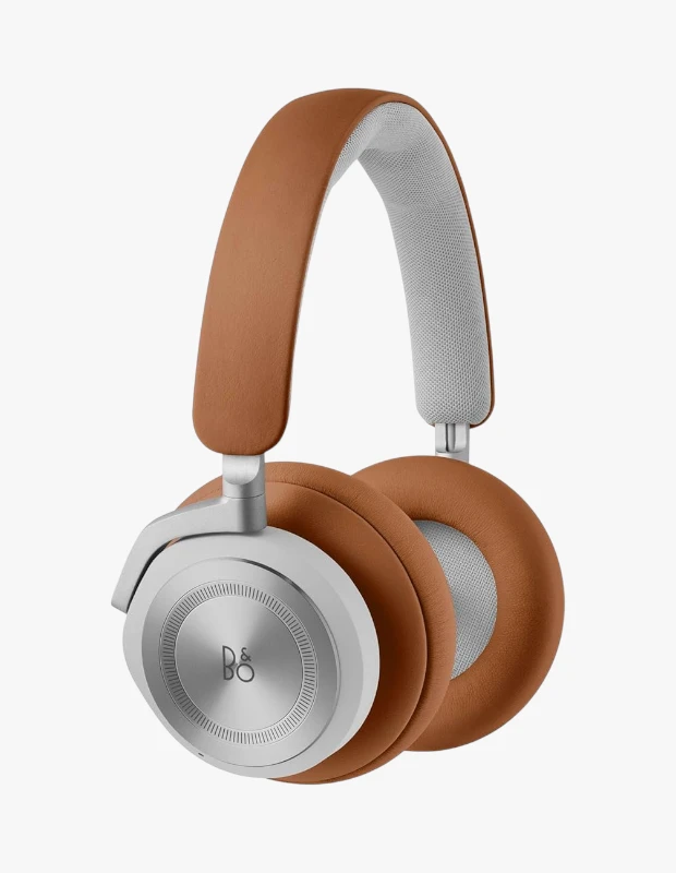 Marka Adı: Bang & Olufsen
Ürün Adı: Bang & Olufsen Unisex Beoplay HX Kulak Üstü Kulaklık
Ürün Cinsiyeti: Unisex
Ürün Tipi: Kulak Üstü Kulaklık
Ürün Sezonsallığı: Belirtilmemiş
Ürün Çeşidi: Kablosuz Gürültü Engelleyici Kulaklık
Ürün Özellikleri: Bang & Olufsen Beoplay HX, minimalist İskandinav tasarım anlayışını akustik mükemmeliyetle buluşturan, kulak üstü formda tasarlanmış premium kablosuz bir kulaklıktır. Kahverengi deri kulak pedleri, hafızalı köpük dolgusu, gümüş rengi alüminyum detaylar ve iç kısımda açık gri file kumaş dokusuyla görsel ve dokunsal bir lüks sunar. 40 mm neodimyum sürücülerle Bang & Olufsen’in karakteristik dengeli, güçlü baslı, temiz vokalli ve kristal netliğinde tizli ses imzasını taşır. Hibrit aktif gürültü engelleme (ANC) teknolojisi ve şeffaflık modu ile dış sesi etkili bir şekilde kontrol eder. Bluetooth 5.1 ile çoklu cihaz desteği sunarken, 285 gramlık hafif yapısıyla uzun süreli kullanımlarda dahi konforu garanti eder ve ANC açıkken 35 saate kadar pil ömrü sağlar. Uygulama üzerinden kişiselleştirilebilir EQ ayarları mevcuttur.
Öne Çıkan Detaylar:
- Hibrit aktif gürültü engelleme (ANC) ve şeffaflık modu ile dış sesi etkili kontrol
- Gerçek deri, alüminyum ve hafızalı köpük gibi premium malzemelerle lüks ve konforlu tasarım
- 40 mm neodimyum sürücüler ve B&O Signature Sound ile yüksek çözünürlüklü, dengeli ses kalitesi
Kimler Kullanıyor?: Ses kalitesinden, estetik tasarımdan ve konfordan ödün vermek istemeyen kişiler bu kulaklığın rafine ses deneyimini ve minimalist zarafetini takdir edecektir. Uzun seyahatlerde, yoğun ofis ortamlarında veya şehir içinde huzurlu bir dinleme deneyimi arayan, aynı zamanda stil sahibi ve dayanıklı bir ürün tercih eden herkes için idealdir. Teknolojiyle sanatı birleştiren premium ürünleri günlük yaşamına dahil etmeyi sevenler için vazgeçilmez bir seçenektir.