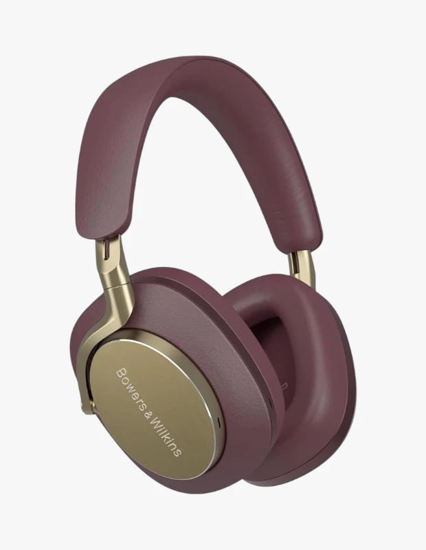 Marka Adı: Bowers & Wilkins
Ürün Adı: Bowers & Wilkins PX8
Ürün Cinsiyeti: Unisex
Ürün Tipi: Kulak Üstü Kulaklık
Ürün Sezonsallığı: Belirtilmemiş
Ürün Çeşidi: Premium Hi-Fi Kulaklık
Ürün Özellikleri: Bu premium kulak üstü kulaklık, lüks bir stil sunan burgonya rengi ve altın/bronz metal detaylarıyla öne çıkar. Nappa deri kulak pedleri, hafızalı köpük dolgu ve alüminyum kollar uzun süreli kullanımlarda üst düzey konfor sağlarken, aynı zamanda dayanıklı ve şık bir yapı oluşturur. 40 mm angled carbon cone sürücüler ve 24-bit DSP teknolojisi sayesinde olağanüstü netlikte, detaylı sahnelemeye sahip, berrak tizler ve güçlü dengeli baslar sunar. Altı mikrofonlu aktif gürültü engelleme (ANC) sistemi ve Transparency modu ile dış sesleri izole ederken çevrenizle bağlantıda kalma imkanı sunar. Bluetooth 5.2, aptX Adaptive/HD codec’leri ve USB-C DAC özelliğiyle hem kablosuz hem de kablolu yüksek kaliteli ses deneyimi sağlar. Multipoint özelliği birden fazla cihazla sorunsuz geçişe olanak tanırken, 30 saate kadar pil ömrü ve hızlı şarj desteği ile kesintisiz kullanım sunar.
Öne Çıkan Detaylar:
- Lüks burgonya ve altın/bronz detaylı tasarım ile Nappa deri ve alüminyum gibi premium malzeme kalitesi.
- 40 mm angled carbon cone sürücüler ve 24-bit DSP teknolojisiyle olağanüstü netlikte hi-fi ses kalitesi.
- Altı mikrofonlu aktif gürültü engelleme (ANC), Transparency modu ve 30 saate kadar uzanan pil ömrü.
Kimler Kullanıyor?: Müziği en üst düzeyde deneyimlemek isteyenler, ses kalitesinden ve tasarım estetiğinden ödün vermeyenler bu kulaklığı tercih edebilir. Şık ve lüks detaylara önem veren, uzun süreli kullanımlarda dahi konfor arayan ve aktif gürültü engelleme gibi gelişmiş özelliklerle kesintisiz bir dinleme deneyimi bekleyen herkesin beğenisine sunulmuştur.