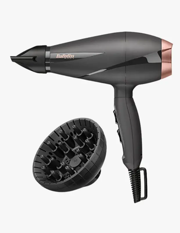 Marka Adı: BaByliss
Ürün Adı: BaByliss 6709DE Smooth Pro Saç Kurutma Makinesi
Ürün Cinsiyeti: Unisex
Ürün Tipi: Saç Kurutma Makinesi
Ürün Sezonsallığı: Belirtilmemiş
Ürün Çeşidi: Kabarma Önleyici Saç Kurutma Makinesi
Ürün Özellikleri: Bu BaByliss Smooth Pro saç kurutma makinesi, kabarmayı önleyerek pürüzsüz ve parlak saçlar elde etmek için tasarlanmıştır. Koyu gri rengi ve şık gül altın detaylarıyla modern ve ergonomik bir tasarıma sahiptir. Ürün, hassas şekillendirme için bir fön başlığı ve doğal bukleleri belirginleştirip hacim kazandırırken kabarmayı azaltan bir difüzör başlığı ile birlikte sunulur. Üzerindeki düğmeler, kişiselleştirilmiş kurutma deneyimi için ayarlanabilir hız ve ısı ayarları olduğunu göstermektedir. Uzun ve dayanıklı güç kablosu, kullanım kolaylığı ve esneklik sağlar. Smooth Pro adından ve ürünün tanıtıldığı içerik bağlamından anlaşıldığı üzere, bu cihaz asi ve kabarık saçlarla mücadele edenler için ideal bir çözüm sunar.
Öne Çıkan Detaylar:
- Kabarmayı önleyen ve pürüzsüzleştirici profesyonel performans
- Hassas şekillendirme için fön başlığı ve bukle belirginleştirici difüzör ile birlikte gelir
- Koyu gri ve gül altın detaylara sahip şık, ergonomik tasarım
Kimler Kullanıyor?: Bu ürün, saç kabarması ve elektriklenme sorununa çözüm arayan, her kullanımda pürüzsüz, parlak ve kontrol altında saçlara sahip olmak isteyen herkes içindir. Saçlarına profesyonel bir dokunuş katmayı, farklı saç tiplerine (düz, dalgalı veya kıvırcık) uygun şekillendirme seçenekleri arayan ve aynı zamanda estetik bir tasarıma önem veren bireylerin tercihidir. Modern ve ergonomik yapısıyla günlük saç bakım rutinini kolaylaştırmayı hedefleyenler için idealdir.
