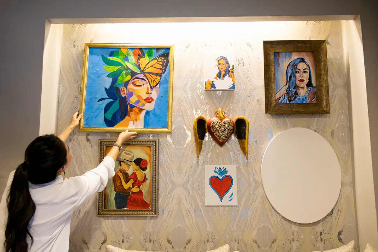Galeride duvara asılmış altın varaklı boş çerçeveler, içeriğin olmadan da çerçevenin merkezde durabildiği kavramsal yaklaşımı yansıtıyor.
