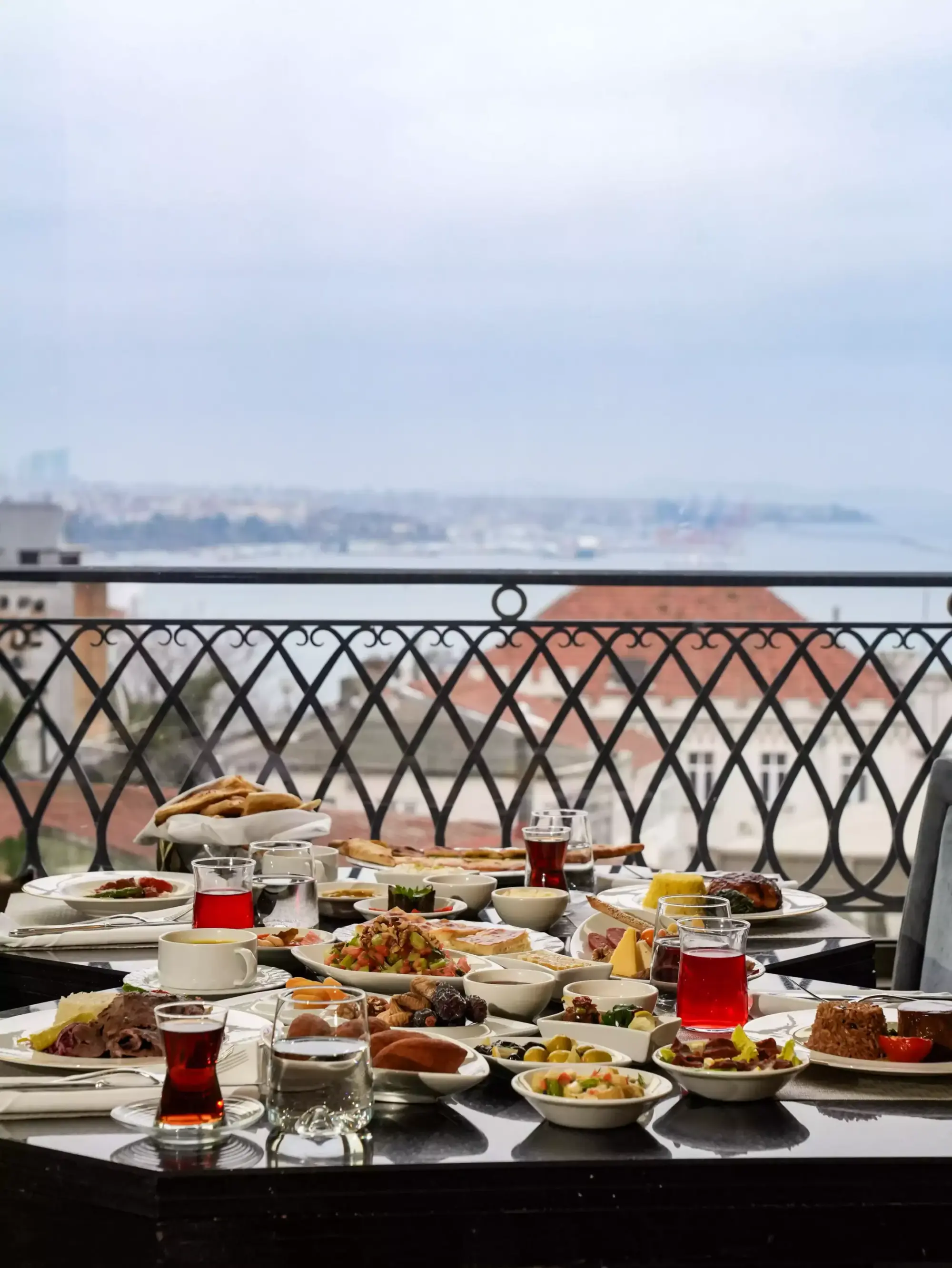 Bolluk ve bereket temasıyla hazırlanan iftar menüsü; serpme iftariyelikler, zeytinyağlı çeşitleri, salata ve günün çorbasıyla başlıyor.