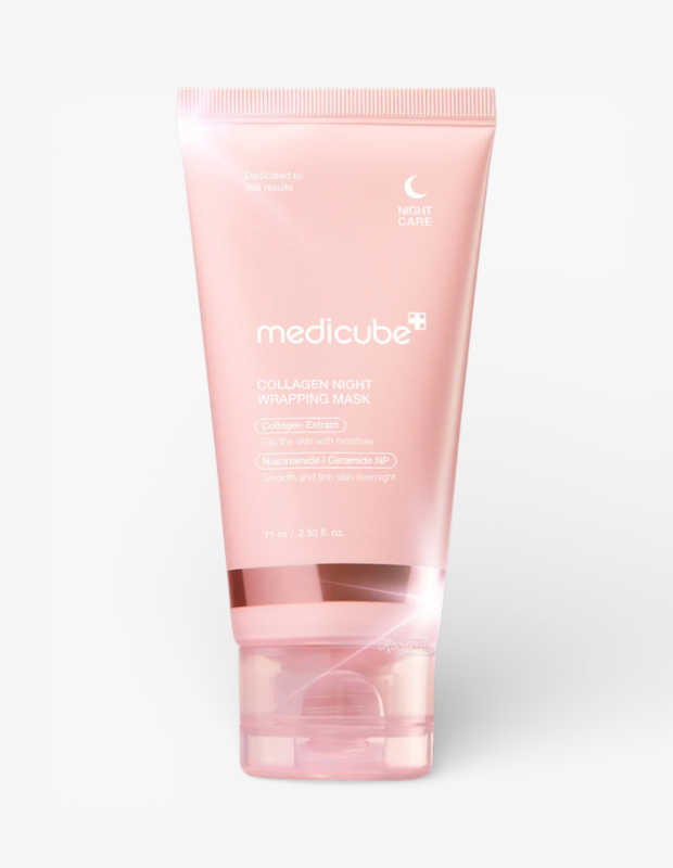 Marka Adı: Medicube
Ürün Adı: Medicube Collagen Night Wrapping Mask
Ürün Cinsiyeti: Unisex
Ürün Tipi: Gece Maskesi
Ürün Sezonsallığı: Tüm Sezonlar
Ürün Çeşidi: Soyulabilen Gece Bakım Maskesi
Ürün Özellikleri: Pembe tonlardaki 75 ml'lik pratik tüp ambalajında sunulan bu gece bakım maskesi, gece boyunca cildi beslemek ve yenilemek için özel olarak formüle edilmiştir. Kolajen Özü, Niasinamid ve Seramid NP ile zenginleştirilmiş içeriği sayesinde, gözenek görünümünü iyileştirmeye, cildi derinlemesine nemlendirmeye ve daha pürüzsüz, sıkı bir görünüm kazandırmaya yardımcı olur. Gece uygulanıp sabah soyularak kolayca çıkarılabilen yapısıyla yoğun ve etkili bir cilt bakımı sunar.
Öne Çıkan Detaylar:
- Gece sürülüp sabah soyulan, pratik ve etkili bir bakım maskesi.
- Niasinamid içeriğiyle gözenek görünümünün iyileşmesine destek olur.
- Seramid NP ve Kolajen Özü ile cildi yoğun bir şekilde nemlendirir ve sıkılaşmasına yardımcı olur.
Kimler Kullanıyor?: Cilt kalitesini artırmaya, gözenek görünümünü iyileştirmeye ve daha pürüzsüz, sıkı bir cilde sahip olmaya önem veren herkes için idealdir. Yoğun nemlendirme ve gece boyunca cilt yenilenmesi arayışında olan, özellikle özel günler öncesinde veya düzenli bakım rutinlerinde cildine ekstra özen göstermek isteyen bireyler tarafından tercih edilebilir. Bu maske, cildine kapsamlı bir gece bakımı sunarak sabahları daha canlı ve parlak bir görünümle uyanmayı hedefleyen herkesin cilt bakım rutinine kolayca adapte olabilir.