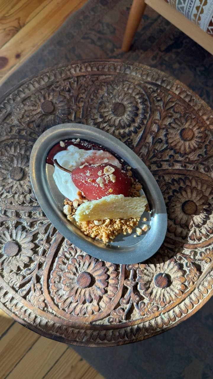 Poire, hardaliye ve tarçınla aromalandırılmış poşe armut, klasik kaymak ve yoğun aromalı kuru kaymak