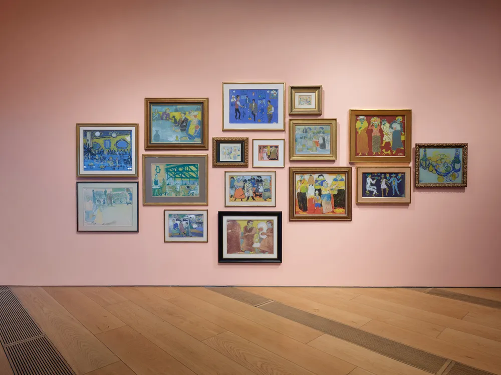 Ferahfeza sergisinde duvar boyunca sıralanan çağdaş sanat eserlerinin yer aldığı galeri alanı.