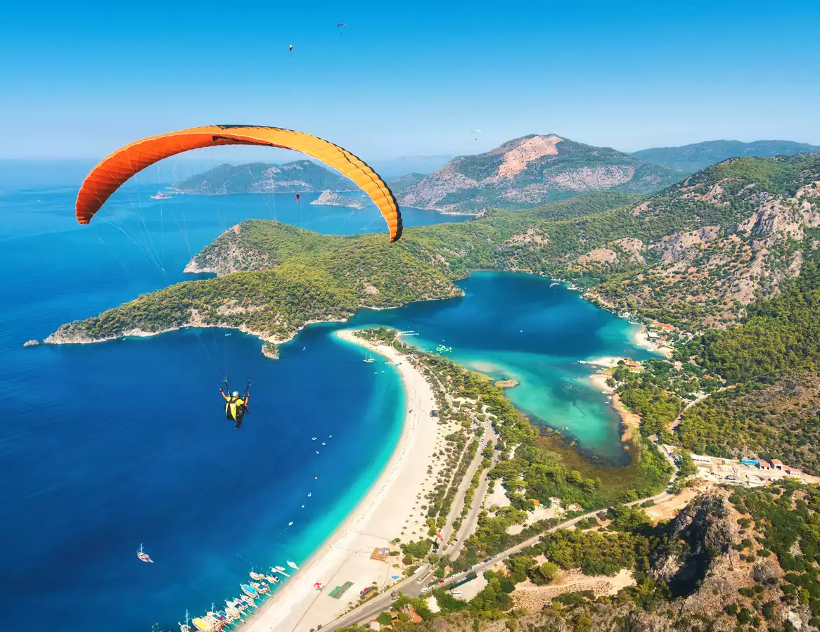 Fethiye Ölüdeniz üstünde dağdan atlayan paraşütlü