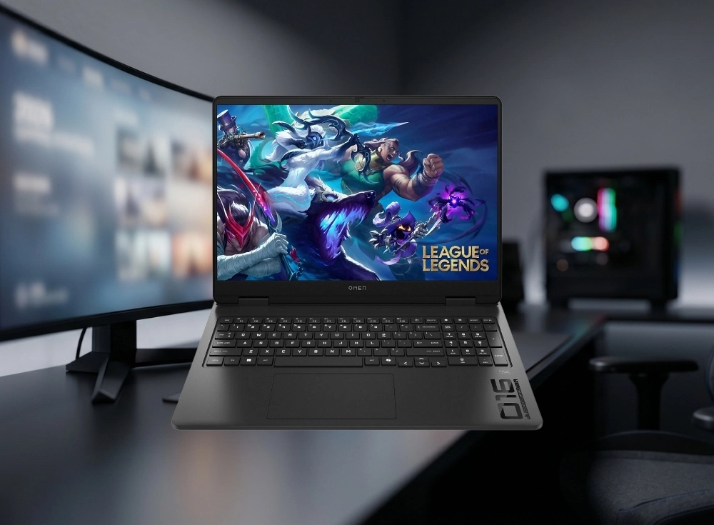 Marka Adı: HP
Ürün Adı: HP OMEN Slim 16
Ürün Cinsiyeti: Belirtilmemiş
Ürün Tipi: Gaming Dizüstü Bilgisayar
Ürün Sezonsallığı: Belirtilmemiş
Ürün Çeşidi: Oyun Laptopu
Ürün Özellikleri: HP OMEN Slim 16, ince ve şık mat siyah tasarımıyla dikkat çeken, yüksek performanslı bir oyun dizüstü bilgisayarıdır. Gücünü Core Ultra 5 işlemciden ve NVIDIA GeForce RTX 5050 ekran kartından alarak en yeni oyunları akıcı bir şekilde çalıştırma kapasitesine sahiptir. 16 inçlik geniş ekranı sürükleyici bir oyun deneyimi sunarken, OMEN serisine özel geliştirilmiş soğutma sistemi sayesinde uzun oyun seanslarında bile stabil performansını korur. Premium kasa kalitesi ve minimalist çizgisiyle hem oyun hem de günlük kullanım için ideal bir denge sunar.
Öne Çıkan Detaylar:
- İnce ve şık 16 inç tasarım
- Güçlü Core Ultra 5 işlemci ve RTX 5050 GPU
- Gelişmiş OMEN soğutma sistemi
Kimler Kullanıyor?: Güçlü oyun performansı arayan ancak aynı zamanda şık, ince ve taşınabilir bir cihaza sahip olmak isteyenler için idealdir. Hem yoğun oyun deneyimleri hem de mobil çalışma veya içerik üretimi gibi farklı kullanım senaryolarında üstün bir denge arayanlar bu üründe aradıklarını bulabilirler.