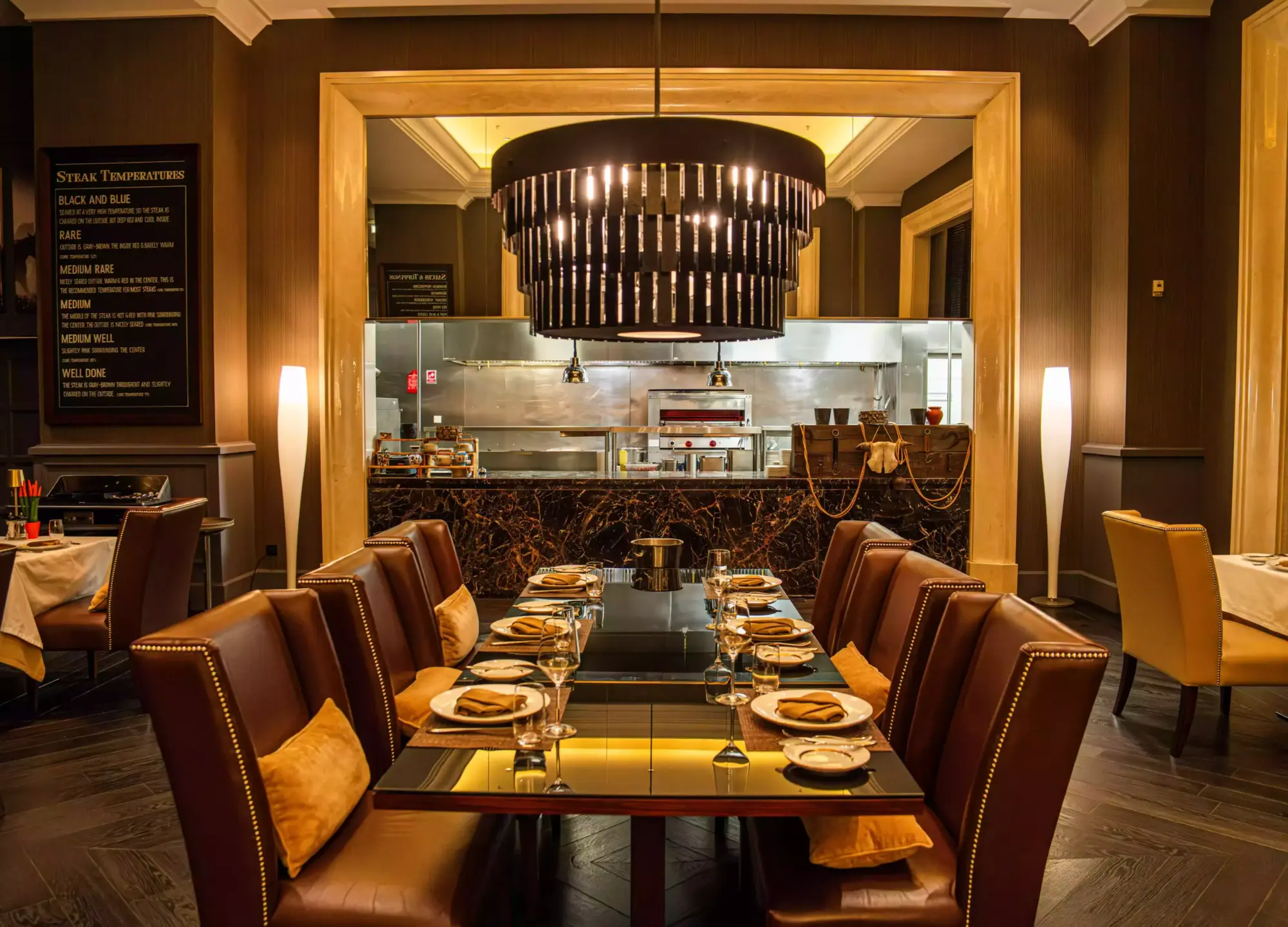Açık mutfak konseptli JW Steakhouse yemek alanı