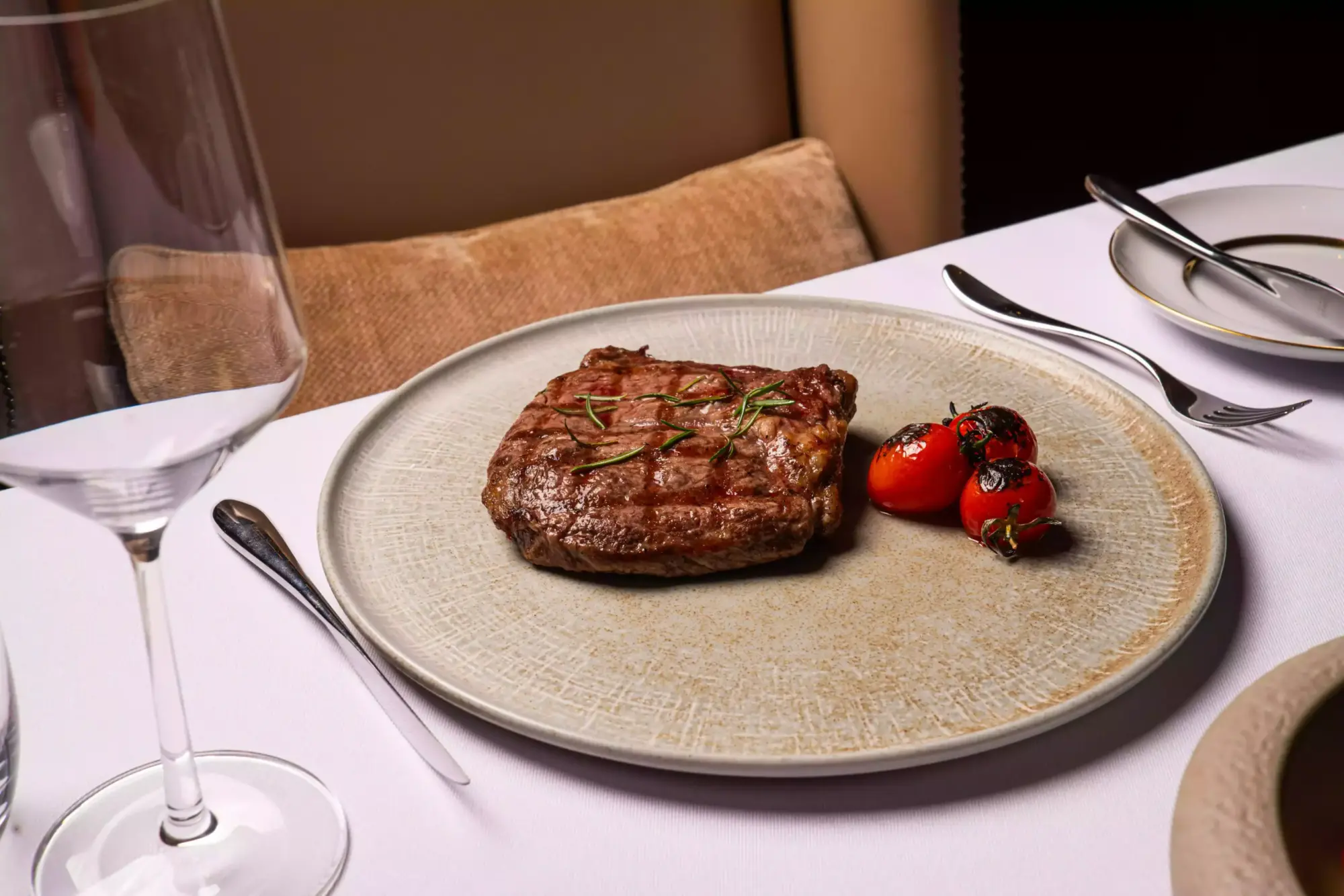 Izgara rib eye steak ve köz domates sunumu, JW Steakhouse – JW Marriott Hotel Ankara