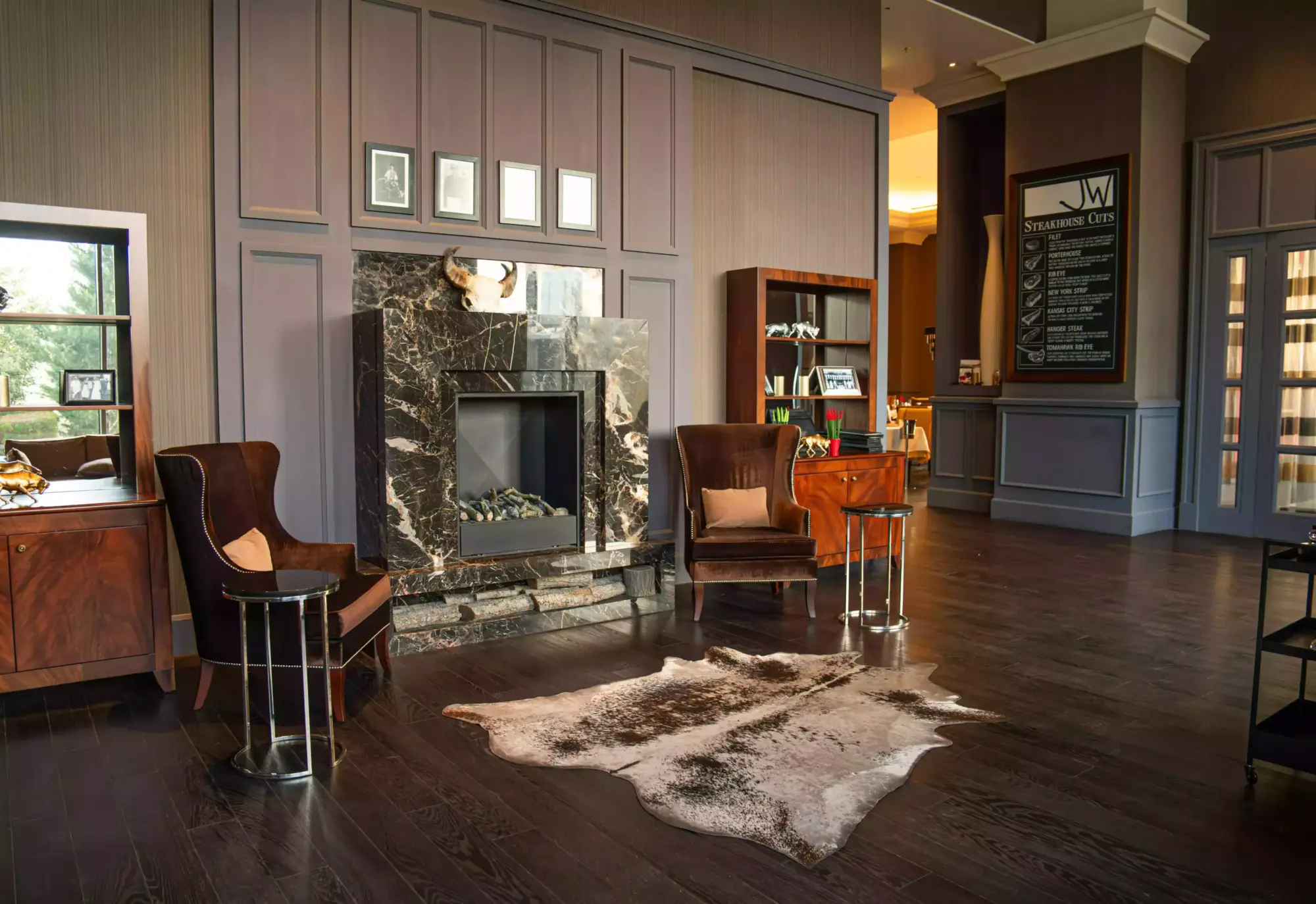 JW Steakhouse’un şömineli lounge alanı