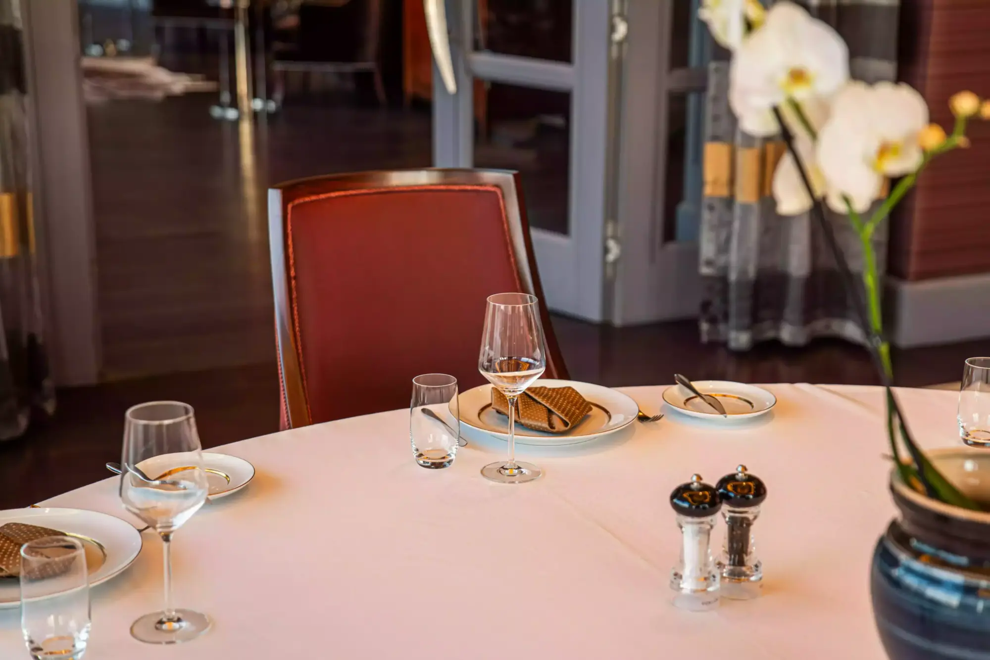 JW Steakhouse’ta beyaz örtülü masa düzeni ve servis detayları