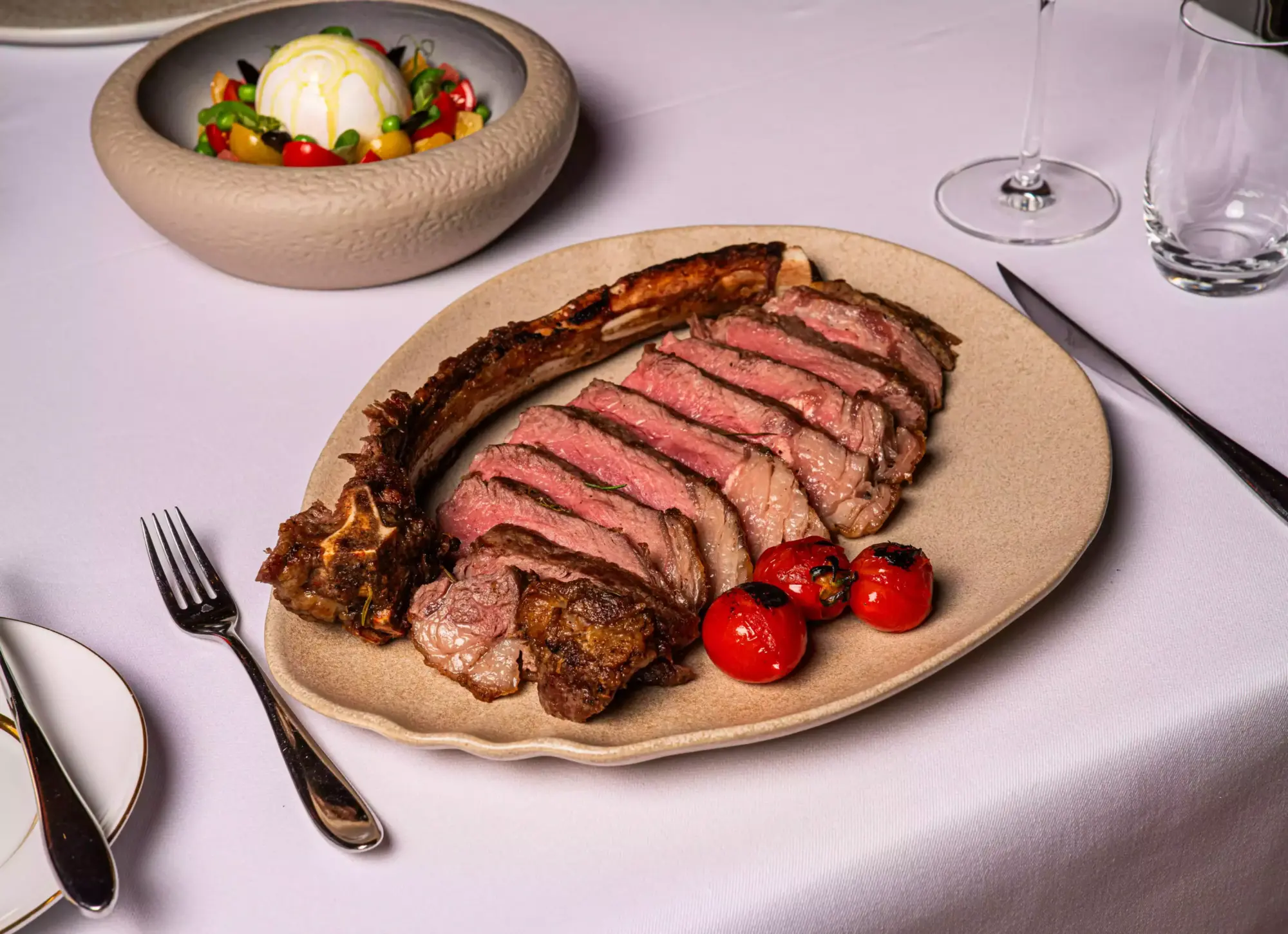 Kemikli tomahawk steak dilimleri ve köz domates, JW Steakhouse