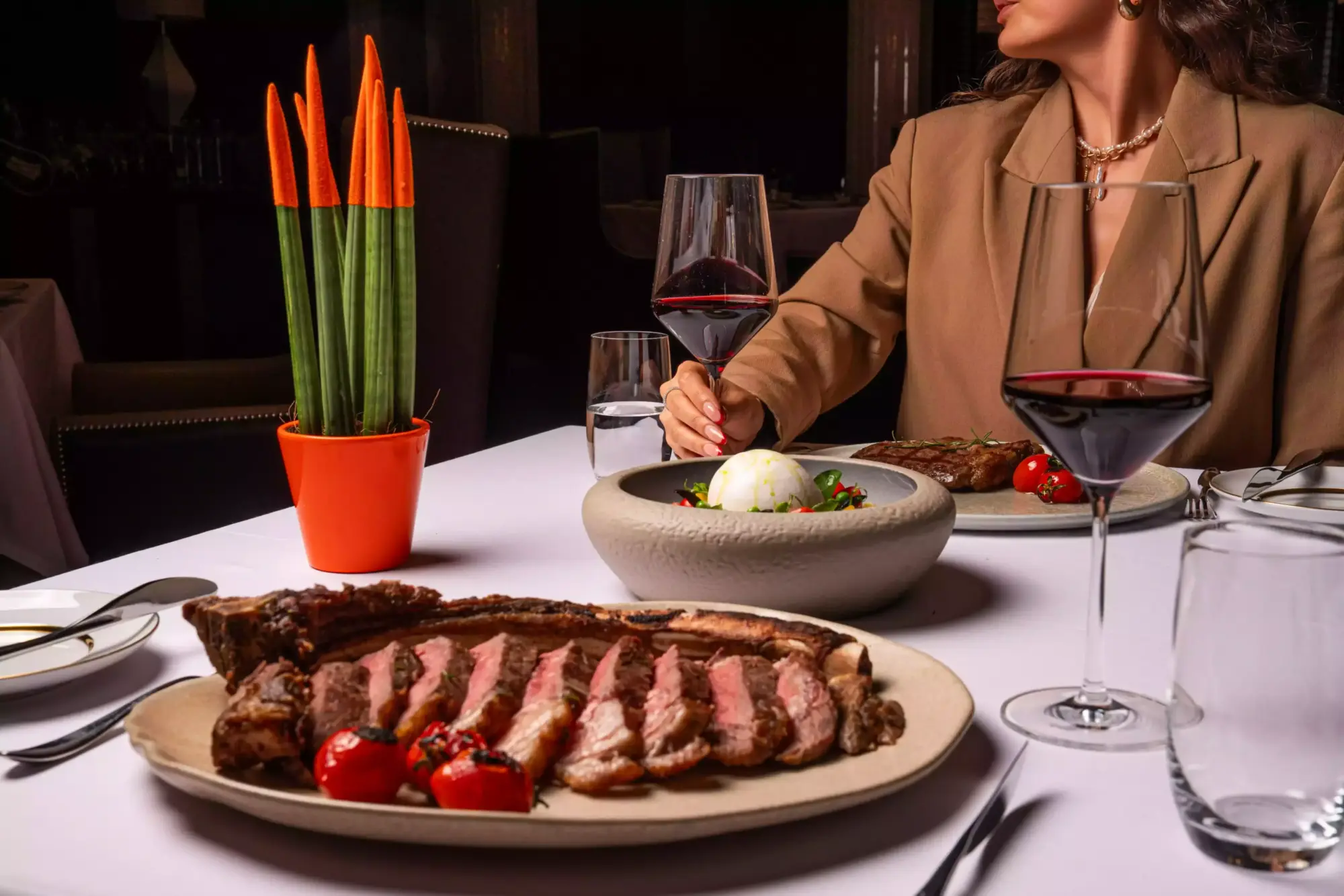 JW Steakhouse’ta şarap eşliğinde steak ve burrata sunumu