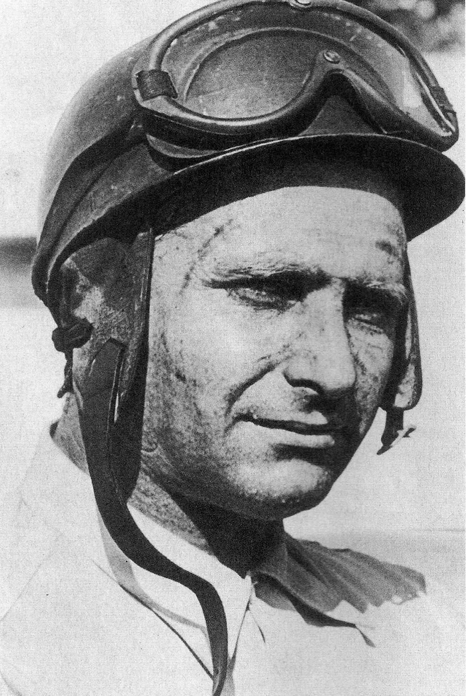Juan Manuel Fangio 1952 yılında yarış tulumuyla portre fotoğrafı