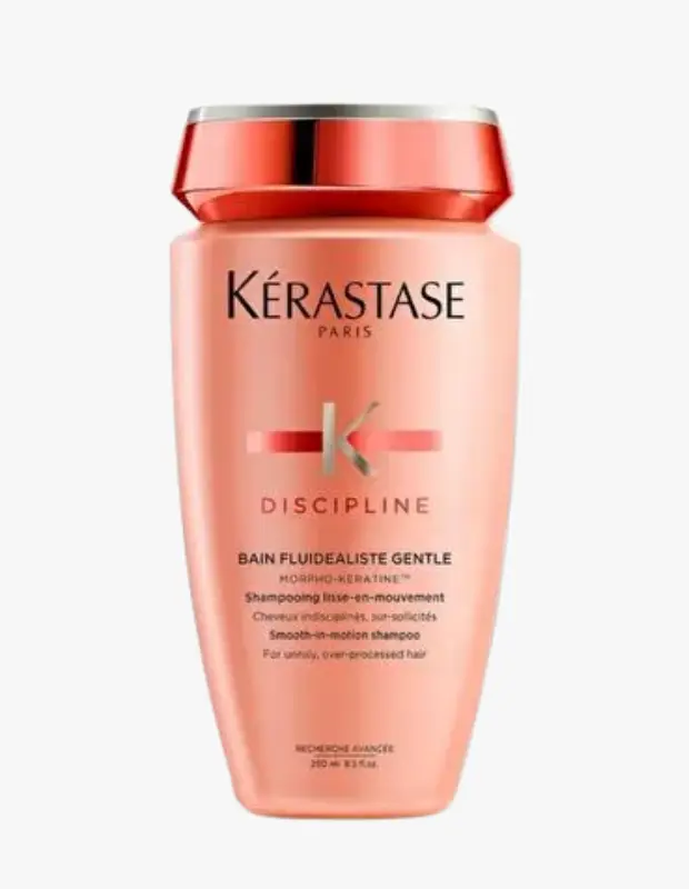 Marka Adı: Kérastase
Ürün Adı: Kérastase Unisex Discipline Bain Fluidealiste Şampuan
Ürün Cinsiyeti: Unisex
Ürün Tipi: Şampuan
Ürün Sezonsallığı: Belirtilmemiş
Ürün Çeşidi: Kabarma karşıtı, pürüzsüzleştirici, nazik formül
Ürün Özellikleri: Kérastase Discipline serisine ait bu nazik formüllü şampuan, özellikle asi, kabaran ve işlem görmüş saçları hedefleyerek derinlemesine temizler. Morpho-Keratine™ teknolojisi ile zenginleştirilmiş yapısı sayesinde saç tellerine ağırlık yapmadan pürüzsüzlük ve hareket kazandırır. Saçın doğal akışkanlığını koruyarak elektriklenmeyi ve kabarmayı kontrol altına alır, kolay şekil alabilen ve disiplinli bir görünüm sağlar. Ürün 250 ml hacmindedir.
Öne Çıkan Detaylar:
- Asi ve kabaran saçları ağırlaştırmadan pürüzsüzleştirir ve kontrol altına alır.
- Morpho-Keratine™ teknolojisi ile saçlara akıcı bir hareket ve esneklik kazandırır.
- İşlem görmüş ve yıpranmış saçlar için nazik temizlik ve bakım sunar.
Kimler Kullanıyor?: Bu ürün, saçlarının kabarmasını engellemek, elektriklenmeyi gidermek ve daha pürüzsüz bir görünüm elde etmek isteyen bireyler için tasarlanmıştır. Asi, dalgalı, kıvırcık veya kimyasal işlemlerden dolayı yıpranmış saçlara sahip olanlar, saçlarını ağırlaştırmadan doğal bir akıcılık ve kontrol sağlamayı arzulayan herkes bu şampuanı güvenle tercih edebilir. Profesyonel düzeyde saç bakımıyla disiplinli ve parlak saçlara kavuşmak isteyenler için ideal bir çözümdür.