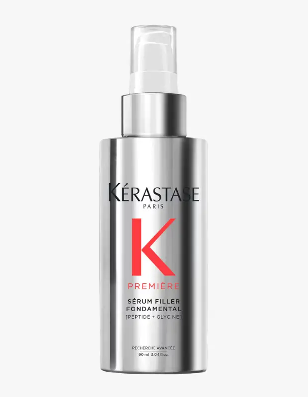 Marka Adı: Kerastase
Ürün Adı: Kerastase Premiere Sérum Filler Fondamental
Ürün Cinsiyeti: Unisex
Ürün Tipi: Saç Serumu
Ürün Sezonsallığı: Belirtilmemiş
Ürün Çeşidi: Saç Bakım Serumu
Ürün Özellikleri: Bu 90 ml'lik gelişmiş bakım serumu, şık metalik gri bir şişede, kolay kullanım sağlayan pompalı bir aplikatörle sunulur. Peptit ve Glisin gibi anahtar içeriklerle zenginleştirilmiş özel formülü sayesinde saç tellerine yoğun onarım sağlamayı ve elektriklenmeyi kontrol altına almayı hedefler. Saçın hücresel yapısını destekleyen bu serum, markanın ileri araştırma (Recherche Avancée) çalışmaları sonucu geliştirilmiştir.
Öne Çıkan Detaylar:
- Elektriklenmeyi önleyici etki
- Saç tellerini onarıcı ve güçlendirici formül
- Peptit ve Glisin içerikli zenginleştirilmiş bileşim
Kimler Kullanıyor?: Uzun saçlarının doğal güzelliğini ve sağlığını korumaya özen gösteren, yıpranmış veya elektriklenmeye eğilimli saçlarını profesyonel ve etkili bir bakımla desteklemek isteyen kişiler bu serumu tercih edebilir. Saç bakım rutinlerinde bilimsel yenilikleri ve yüksek performanslı ürünleri arayan, saçlarının pürüzsüz, güçlü ve ışıltılı görünmesini önemseyen herkes için uygundur.