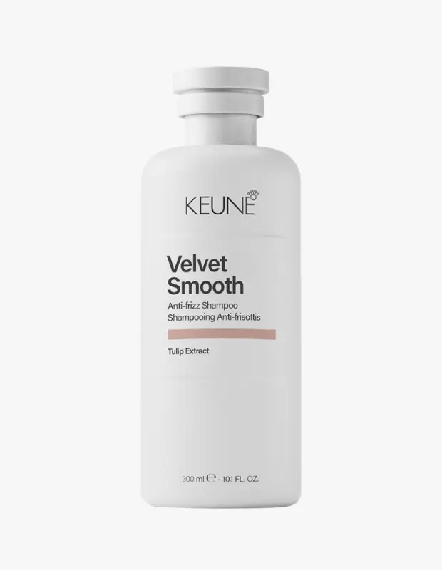 Marka Adı: KEUNE
Ürün Adı: Keune Unisex Velvet Smooth Anti-frizz Şampuan
Ürün Cinsiyeti: Unisex
Ürün Tipi: Şampuan
Ürün Sezonsallığı: Belirtilmemiş
Ürün Çeşidi: Kabarma Karşıtı Şampuan
Ürün Özellikleri: Bu Keune Velvet Smooth Anti-frizz Şampuan, kabaran ve elektriklenen saçlar için özel olarak formüle edilmiş, minimalist beyaz renkli bir şişede sunulur ve 300 ml hacme sahiptir. Saçı nazikçe temizlerken doğal nem dengesini korumayı hedefler. İçeriğindeki Lale Özü (Tulip Extract) sayesinde saç tellerinin pürüzsüzleşmesine, daha parlak ve kontrol altında görünmesine yardımcı olur. Saçın gün boyu daha kolay şekil almasına ve elektriklenmenin azalmasına katkıda bulunur.
Öne Çıkan Detaylar:
- Saç kabarmasını ve elektriklenmeyi önlemeye yardımcı olur
- Saç tellerini pürüzsüzleştiren Lale Özü içerir
- Saça kadifemsi bir yumuşaklık ve parlaklık kazandırır
Kimler Kullanıyor?: Saçlarının kabarmasından, elektriklenmesinden ve kontrolsüz görünümünden rahatsız olan, pürüzsüz ve parlak bir görünüm arayan herkes için idealdir. Özellikle nemli havalarda saçlarını kolayca yönetmek isteyenler, saçın doğal nem dengesini koruyan ve saçı ağırlaştırmayan ürünleri tercih edenler tarafından kullanılabilir. Günlük saç bakım rutininde profesyonel etki arayan herkes için uygundur.
