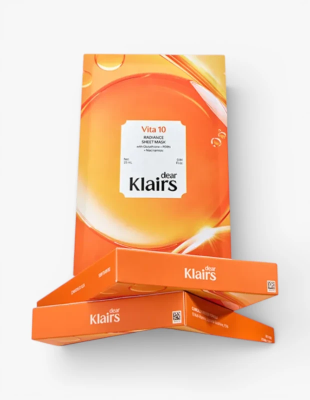 Marka Adı: Klairs
Ürün Adı: Klairs Vita 10 Radiance Sheet Mask
Ürün Cinsiyeti: Unisex
Ürün Tipi: Kağıt Maske
Ürün Sezonsallığı: Belirtilmemiş
Ürün Çeşidi: Işıltı Veren
Ürün Özellikleri: Klairs Vita 10 Radiance Sheet Mask, 10'lu Vitamin Kompleksi, Lipozomal Glutatyon, Lotus PDRN ve Niasinamid gibi güçlü içeriklerle zenginleştirilmiş özel bir formülasyona sahiptir. Cilde 10 dakikada gözle görülür bir ışıltı ve berrak bir görünüm kazandırmayı hedeflerken, yoğun nem sağlayarak cildin daha dolgun ve sağlıklı görünmesine yardımcı olur. Her bir maske 25 ml ürün içerir.
Öne Çıkan Detaylar:
- 10'lu Vitamin Kompleksi içeriği
- Lipozomal Glutatyon, Lotus PDRN ve Niasinamid ile zenginleştirilmiş formül
- 10 dakikada ışıltı artışı ve yoğun nemlendirme etkisi
Kimler Kullanıyor?: Cildine hızlı ve etkili bir ışıltı katmak, yoğun nem sağlamak ve daha berrak bir görünüm elde etmek isteyen herkes için idealdir. Özellikle özel günler öncesinde veya yorgun düşen cildini canlandırmak isteyenler, canlı ve dolgun bir cilt görünümüne önem verenler bu maskeyi rutinlerine kolayca dahil edebilir.