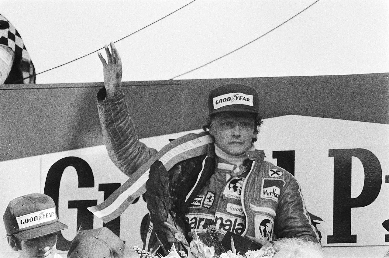 Niki Lauda, 1977 Hollanda Grand Prix’sinde zaferini kutlarken.