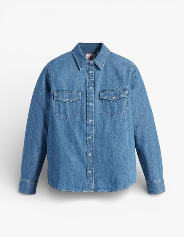 Marka Adı: Levis
Ürün Cinsiyeti: Belirtilmemiş
Ürün Tipi: Denim Gömlek
Ürün Sezonsallığı: Belirtilmemiş
Ürün Çeşidi: Western Gömlek
Ürün Özellikleri: Bu orta mavi denim gömlek, klasik western tarzını modern bir dokunuşla birleştiriyor. Uzun kollu tasarımı, sivri yakası ve ön kısmında inci görünümlü çıtçıt düğmelerle uzanan tam boy patı bulunuyor. Göğüs kısmında kapaklı ve çıtçıtlı iki adet cebi mevcut olup, sol cep üzerinde ikonik Levis kırmızı etiketi yer alıyor. Omuzlarda ve sırtta sivri uçlu roba dikişleri western estetiğini pekiştirirken, manşetleri de çıtçıt kapamalı. Rahat kesimi sayesinde günlük kullanıma uygun ve çok yönlü bir parçadır.
Öne Çıkan Detaylar:
- İkonik Levis kırmızı etiket detayı
- Western tarzı sivri roba dikişleri (ön ve arka)
- Çıtçıt kapamalı çift kapaklı göğüs cepleri ve ön pat
Kimler Kullanıyor?: Zamansız stili, rahatlığı ve dayanıklılığı bir arada arayan bireylere hitap eder. Klasikleşmiş denim şıklığını günlük giyimlerinde ya da katmanlı kombinlerinde kullanarak kişisel tarzını ifade etmek isteyen herkes bu parçayı gardırobuna ekleyebilir. Kendi stilini modern ve zahmetsiz bir dokunuşla tamamlamayı sevenler için idealdir.
