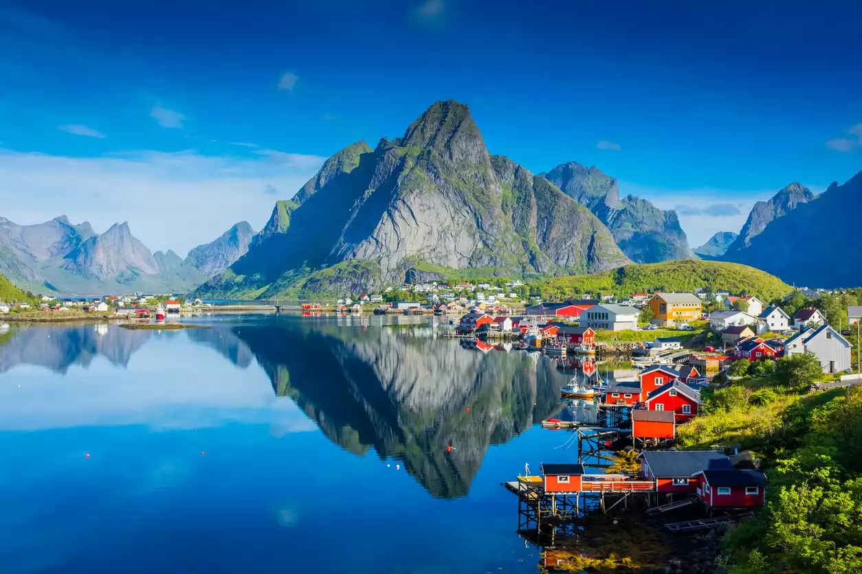 Lofoten Adaları, keskin dağlar, ayna gibi denizler ve neredeyse hiç bozulmamış köyler