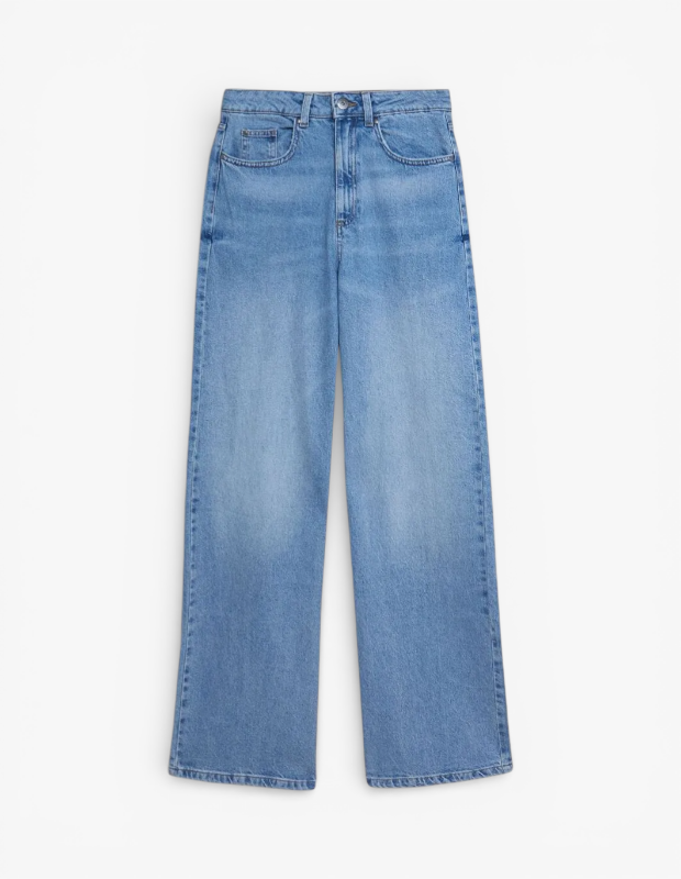 Marka Adı: Marks & Spencer
Ürün Cinsiyeti: Kadın
Ürün Tipi: Jean Pantolon
Ürün Sezonsallığı: Dört Mevsim
Ürün Çeşidi: Wide Leg Jean
Ürün Özellikleri: Modern ve rahat bir silüet sunan bu Marks & Spencer wide leg jean pantolon, açık ile orta tonlarda hafif yıkamalı mavi denim kumaştan üretilmiştir. Yüksek bel kesimi ve beli saran tasarımıyla konforlu bir kullanım sunarken, paçalara doğru genişleyen yapısıyla bacaklara hareket ve hacim katar. Klasik beş cepli stil ve ön düğmeli-fermuarlı kapama detayları günlük kullanıma uygun pratik bir yapıya sahiptir. Dayanıklı denim dokusu ve zamansız rengi ile farklı kombinlere kolayca uyum sağlar.
Öne Çıkan Detaylar:
- Modern ve rahat geniş paça kesimi
- Yüksek bel tasarımı ile konforlu oturuş
- Hafif yıkamalı açık mavi denim rengi
Kimler Kullanıyor?: Kendi stilinde rahatlığı ve modern çizgileri bir araya getirmeyi seven, zahmetsiz şıklığı benimsemiş, gardırobuna çok yönlü ve zamansız bir parça eklemek isteyen herkes bu geniş paça jean pantolon ile dinamik kombinler yaratabilir. Uzun silüetleri tercih edenler için ideal bir duruş sergilerken, aynı zamanda cesur ve iddialı bir stil ifadesi arayanların favorisi olmaya adaydır.