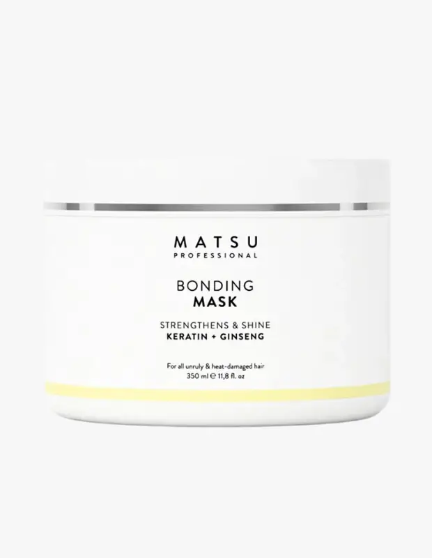 Marka Adı: MATSU
Ürün Adı: MATSU Unisex Bonding Saç Bakım Maskesi
Ürün Cinsiyeti: Unisex
Ürün Tipi: Saç Bakım Maskesi
Ürün Sezonsallığı: Belirtilmemiş
Ürün Çeşidi: Bağ Güçlendirici ve Onarıcı Saç Maskesi
Ürün Özellikleri: Bu MATSU PROFESSIONAL Bonding Saç Bakım Maskesi, asi ve ısıdan yıpranmış tüm saç tipleri için özel olarak formüle edilmiştir. Keratin ve Ginseng ile zenginleştirilmiş içeriği sayesinde saç tellerini güçlendirir ve gözle görülür bir parlaklık kazandırır. Saçın bağlarını onararak daha sağlıklı ve pürüzsüz bir görünüm elde etmenize yardımcı olurken, 350 ml hacmiyle uzun süreli kullanım sunar. Şık beyaz ambalajı, gümüş renkli bandı ve sarı alt detayıyla banyo rutininize estetik bir dokunuş katar.
Öne Çıkan Detaylar:
- Asi ve ısıdan yıpranmış tüm saç tipleri için uygun
- Saçı güçlendiren ve parlaklık kazandıran formül
- Keratin ve Ginseng ile zenginleştirilmiş içerik
- Saç bağlarının onarımına yardımcı olur
Kimler Kullanıyor?: Saçlarının kabarmasından, kontrol altına almakta zorlandığı asi yapısından veya sık ısı işlemleri nedeniyle yıpranmış olmasından şikayet eden herkes bu maskeyi tercih edebilir. Saçlarına güç katmak, doğal parlaklığını geri kazandırmak ve daha pürüzsüz, sağlıklı bir görünüm elde etmek isteyenler için ideal bir çözümdür. Bakım rutininde bağ onarımına ve yoğun beslenmeye öncelik veren kişiler bu ürünle saçlarına yeniden hayat verebilir.