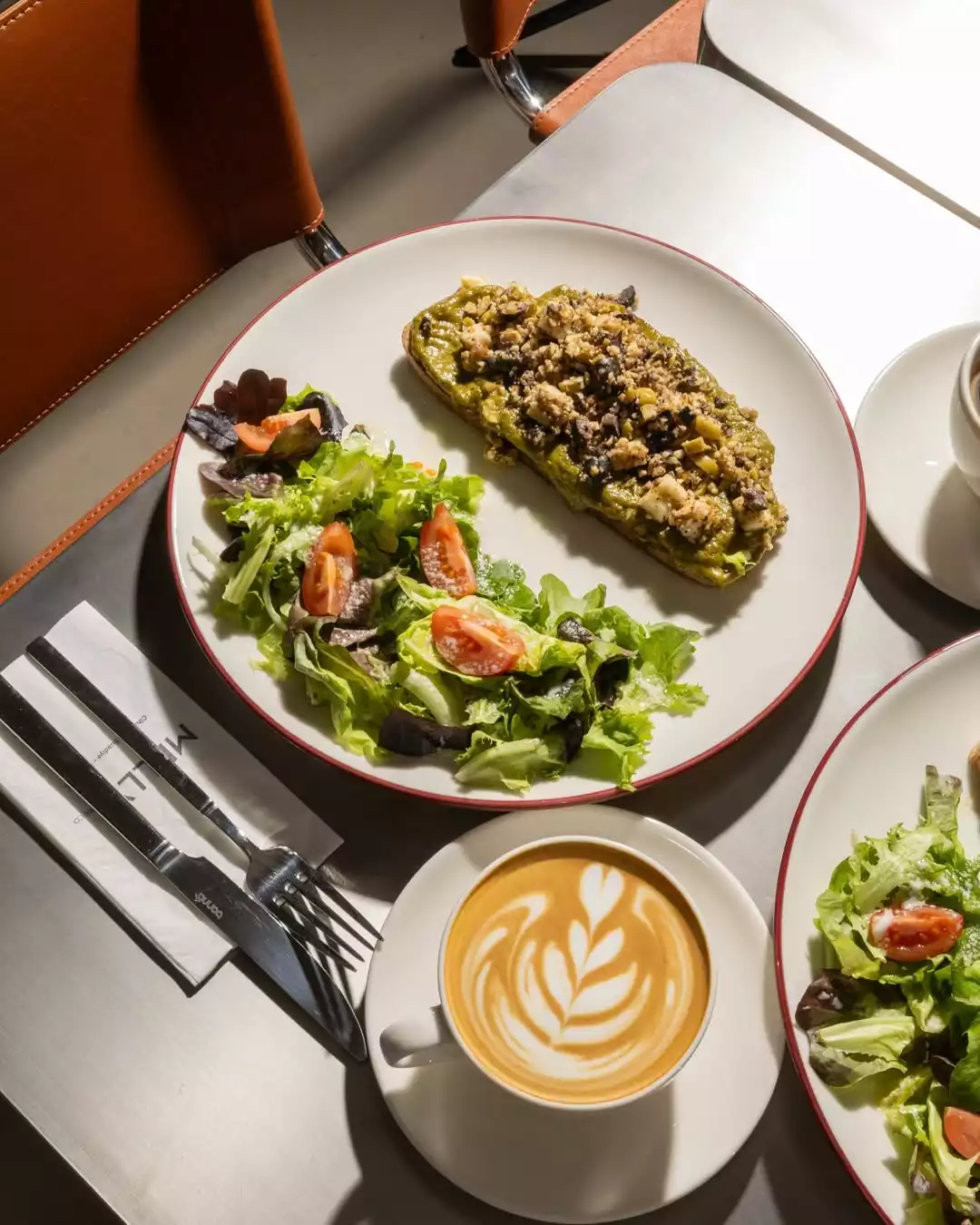 Melly Coffee avakadolu ekmek üstü khavlatısı, salata ve kahve