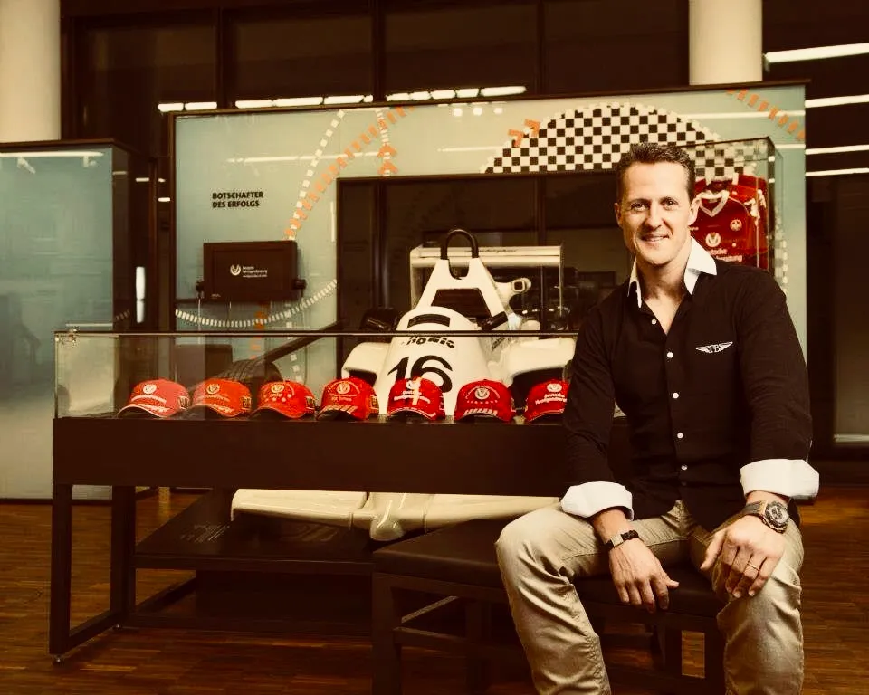 Michael Schumacher yarış pistinde kırmızı yarış tulumuyla.