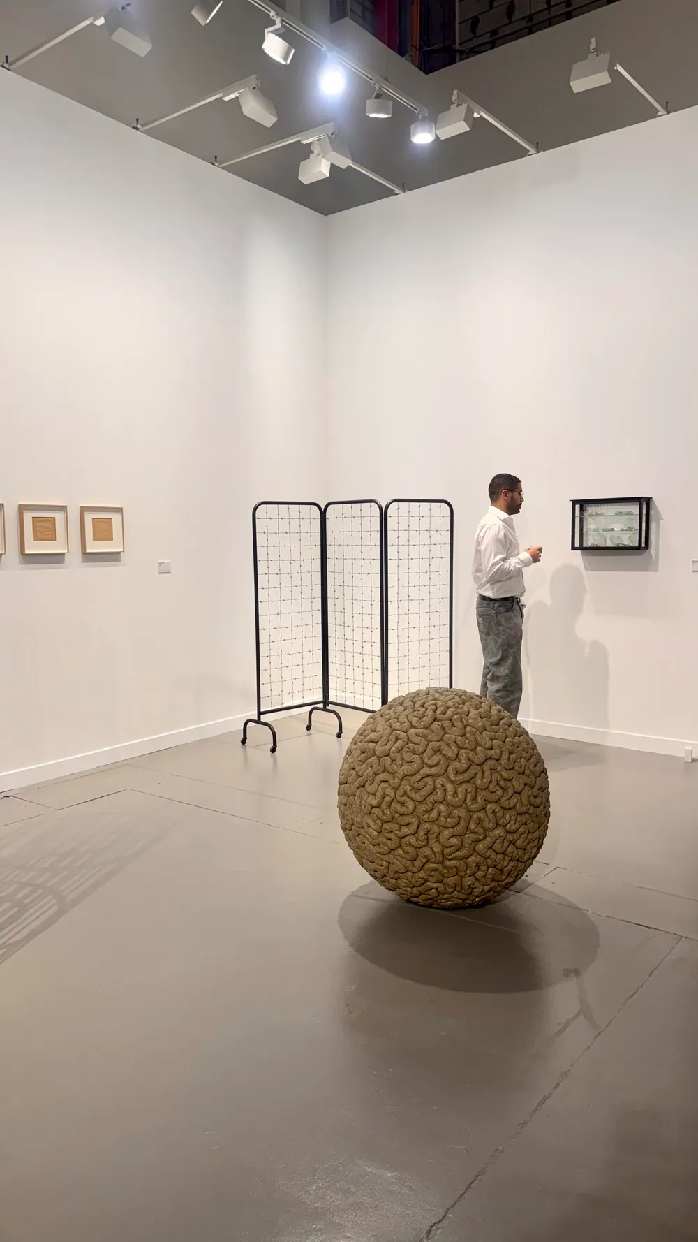 Art Basel Katar’da Mona Hatoum’a ait, mekânın ortasında yer alan küresel heykel ve çevresinde sergilenen diğer işler.