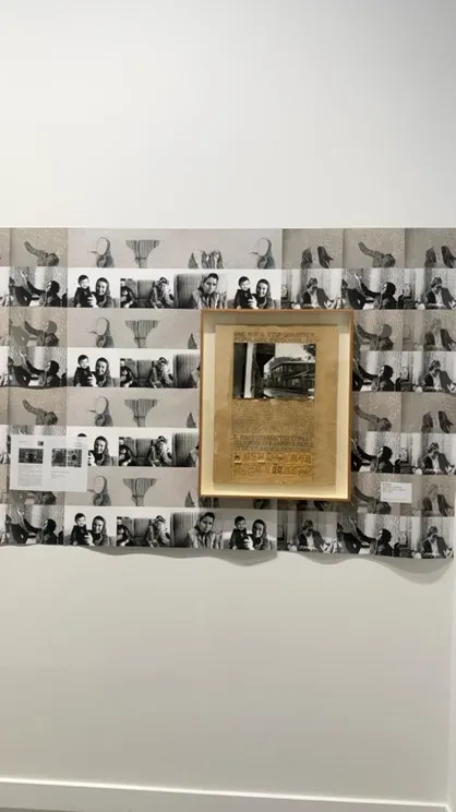 Art Basel Katar’da Nil Yalter’e ait, fotoğraf, belge ve metinlerden oluşan çok katmanlı duvar yerleştirmesi.