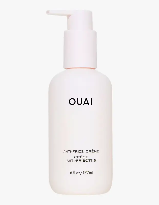 Marka Adı: OUAI
Ürün Adı: OUAI Anti-Frizz Saç Kremi
Ürün Cinsiyeti: Unisex
Ürün Tipi: Saç Kremi
Ürün Sezonsallığı: Her Mevsim
Ürün Çeşidi: Kabarma Karşıtı Saç Bakım Kremi
Ürün Özellikleri: Bu ürün, OUAI markasına ait, saçtaki kabarmayı ve elektriklenmeyi önlemeye yönelik özel olarak formüle edilmiş bir saç kremidir. 177 ml (6 fl oz) hacme sahip, kullanımı kolay pompalı bir şişede sunulmaktadır. Saçı ağırlaştırmadan derinlemesine nemlendirme özelliği sayesinde, saç tellerinin dış tabakasını anında mühürleyerek pürüzsüz, parlak ve daha kontrol edilebilir bir görünüm sağlamaya yardımcı olur. Gün boyu etkili bir koruma sunarak nemli havalara karşı saçın direncini artırır.
Öne Çıkan Detaylar:
- Saçtaki kabarmayı ve elektriklenmeyi önlemeye yardımcı olur.
- Saçı ağırlaştırmadan nemlendirir ve pürüzsüzleştirir.
- Kolay kullanım sağlayan pratik pompalı şişe tasarımına sahiptir.
- 177 ml / 6 fl oz hacme sahiptir.
Kimler Kullanıyor?: Pürüzsüz, parlak ve elektriklenmeyen saçlara sahip olmak isteyenler, saçlarının nemli havalarda kabarmasından şikayet edenler veya fön sonrası kontrolü sağlamak isteyenler bu ürünü günlük bakım rutinlerine dahil edebilirler. Saçlarını kolay şekil alabilen ve uzun süre sakin görünen tutmak isteyen herkes için ideal bir çözümdür.