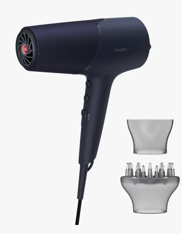 Marka Adı: Philips
Ürün Adı: Philips 5000 Series 4 Kat İyonik Bakım Saç Kurutma Makinesi
Ürün Cinsiyeti: Unisex
Ürün Tipi: Saç Kurutma Makinesi
Ürün Sezonsallığı: Dört Mevsim
Ürün Çeşidi: İyonik Saç Kurutma Makinesi
Ürün Özellikleri: Bu koyu lacivert renkli Philips 5000 Serisi saç kurutma makinesi, saç sağlığını ve şekillendirme kolaylığını bir araya getiriyor. Gelişmiş 4 Kat İyonik Bakım teknolojisi sayesinde saç tellerini elektriklenmeden korur, pürüzsüzleştirir ve gözle görülür bir parlaklık kazandırır. Ergonomik tasarımı, kolay erişilebilir kontrol düğmeleri ve şık görünümüyle dikkat çeker. Ürün, saçın hızlı ve hassas kurutulması için bir dar fön başlığı (konsantratör) ve kıvırcık veya dalgalı saçlara hacim ile belirginlik katmak için özel olarak tasarlanmış bir difüzör başlığı ile birlikte sunulur. Makinenin arka kısmındaki kırmızı detay, modern tasarımına estetik bir dokunuş katar.
Öne Çıkan Detaylar:
- 4 Kat İyonik Bakım teknolojisi ile saçı kabarmadan korur ve parlak bir görünüm kazandırır.
- Farklı saç tipleri ve şekillendirme ihtiyaçları için dar fön başlığı ve difüzör içerir.
- Koyu lacivert şık tasarımı ve ergonomik yapısı ile kullanım kolaylığı sunar.
Kimler Kullanıyor?: Saçlarında kabarma ve elektriklenme sorunu yaşayan, pürüzsüz, parlak ve kontrollü saçlara sahip olmak isteyen herkes için idealdir. Saç bakım rutinlerinde teknolojiyi ve verimliliği önemseyen, evde profesyonel sonuçlar elde etmeyi hedefleyen bireyler bu ürünü tercih edebilir. Özellikle doğal dalgalarını veya buklelerini koruyarak hacim ve belirginlik kazandırmak isteyen kullanıcılar difüzör başlığı sayesinde üründen maksimum fayda sağlayacaktır.