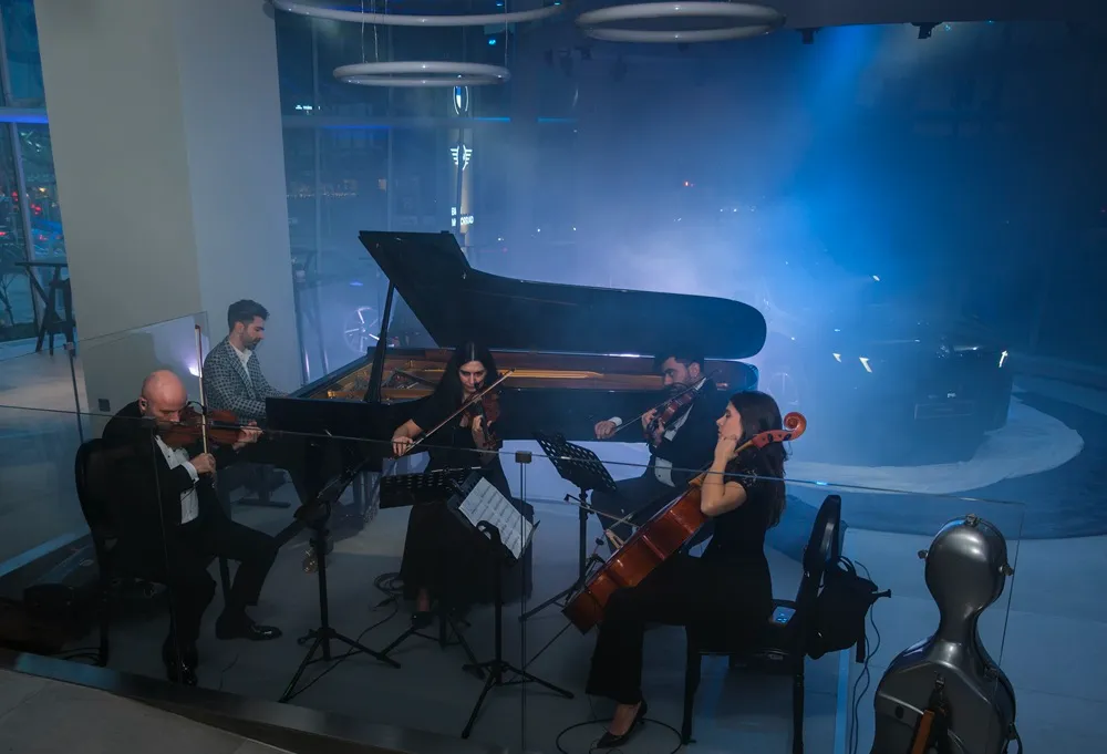 Renzo Vitale, Borusan İstanbul Filarmoni Orkestrası müzisyenleriyle piyano eşliğinde performans sırasında.