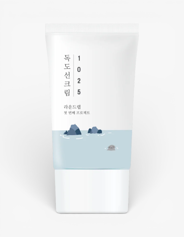 Marka Adı: Round Lab
Ürün Adı: Round Lab Unisex 1025 Dokdo Güneş Kremi SPF 50+ PA++++
Ürün Cinsiyeti: Unisex
Ürün Tipi: Güneş Kremi
Ürün Sezonsallığı: Tüm Sezonlar
Ürün Çeşidi: Krem
Ürün Özellikleri: Minimalist beyaz tüp formundaki bu güneş kremi, alt kısmındaki sakin deniz, kayalar ve fok illüstrasyonuyla doğal ve yatıştırıcı bir estetik sunar. Yüksek düzeyde UVA ve UVB koruması sağlayan SPF 50+ PA++++ formülü, Arc Zero bitki kompleksi, niasinamid ve hidrolize hyaluronik asit ile zenginleştirilmiştir. Bu sayede cildi güneşin zararlı ışınlarına karşı korurken aynı zamanda nemlendirir, cilt bariyerini güçlendirir ve leke oluşumunu engellemeye yardımcı olur. Hafif yapısıyla ciltte kolayca emilir ve günlük kullanıma uygundur.
Öne Çıkan Detaylar:
- Geniş spektrumlu yüksek UVA ve UVB koruması (SPF 50+ PA++++)
- Arc Zero bitki kompleksi, niasinamid ve hidrolize hyaluronik asit ile zenginleştirilmiş formül
- Cildi nemlendirirken leke oluşumunu engellemeye yardımcı olur
Kimler Kullanıyor?: Cildini güneşin zararlı etkilerinden korumayı önceliklendiren, aynı zamanda cilt tonu eşitliği ve nemlendirme arayışında olan herkes bu ürünü günlük bakım rutinlerine dahil edebilir. Hassas ciltler dahil olmak üzere, cildine nazik ancak etkili bir güneş koruyucu kalkan sağlamak isteyen ve yaşlanma belirtileriyle leke oluşumuna karşı proaktif bir yaklaşım sergileyen kişiler için uygundur.