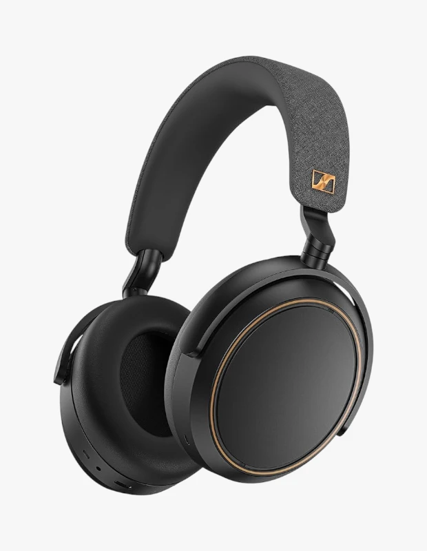 Marka Adı: Sennheiser
Ürün Adı: Sennheiser Momentum 4 Kulak Üstü Kulaklık
Ürün Cinsiyeti: Unisex
Ürün Tipi: Kulak Üstü Kulaklık
Ürün Sezonsallığı: Belirtilmemiş
Ürün Çeşidi: Kablosuz Gürültü Engelleme Kulaklığı
Ürün Özellikleri:
Siyah rengin hakim olduğu modern ve şık tasarımıyla dikkat çeken bu Sennheiser kulaklık, kulaklık kapakçıklarında mat siyah yüzeyin etrafını saran zarif bakır renkli halka detayı ile sofistike bir görünüm sunar. Kafa bandının dış yüzeyindeki gri dokulu kumaş kaplama hem estetik bir dokunuş katar hem de uzun süreli kullanımda konforu artırır. Yumuşak ve ergonomik kulak pedleri rahat bir dinleme deneyimi sağlarken, yaklaşık 293 gramlık hafif yapısıyla gün boyu rahatça taşınabilir. Güçlü baslar, berrak vokaller ve dengeli tizlerle zengin bir ses profili sunan dinamik sürücüleri, Sennheiser Smart Control uygulaması üzerinden kişiselleştirilebilir EQ ayarları, Sound Check ve Sound Zones gibi özelliklerle dinleme deneyimini kişisel zevke göre optimize etme imkanı tanır. Adaptif Gürültü Engelleme (ANC) teknolojisi dış sesi etkili bir şekilde izole ederken, şeffaflık modu sayesinde gerektiğinde çevre seslerini net biçimde duymaya olanak tanır. Bluetooth bağlantısı ile kablosuz özgürlük sunan bu model, 60 saate kadar etkileyici pil ömrü ve hızlı şarj özelliği ile kesintisiz müzik keyfi vadeder.
Öne Çıkan Detaylar:
- 60 saate kadar sunan sınıf lideri pil ömrü ile kesintisiz dinleme deneyimi
- Adaptif Gürültü Engelleme (ANC) ve şeffaflık modları ile çevresel farkındalık
- Sennheiser Smart Control uygulaması üzerinden tamamen kişiselleştirilebilir ses ayarları
- Ergonomik pedleri ve hafif (293 gr) yapısı sayesinde uzun süreli üst düzey konfor
- Siyah renk ve bakır detaylarla modern ve şık tasarım
Kimler Kullanıyor?:
Müzik tutkunları, uzun yolculuklarda veya yoğun iş günlerinde çevresel gürültüden izole olup kendi dünyasına dalmak isteyenler bu kulaklığı tercih edebilir. Ses kalitesine, konfora ve pil ömrüne önem veren, kesintisiz bir dinleme deneyimi arayanlar için ideal olan bu model, aynı zamanda tarz sahibi görünümüyle günlük kombinlerine şıklık katmak isteyenlerin beğenisini kazanacak. Teknolojiyi ve estetiği bir arada arayan, dinamik ve modern bireyler için mükemmel bir seçimdir.