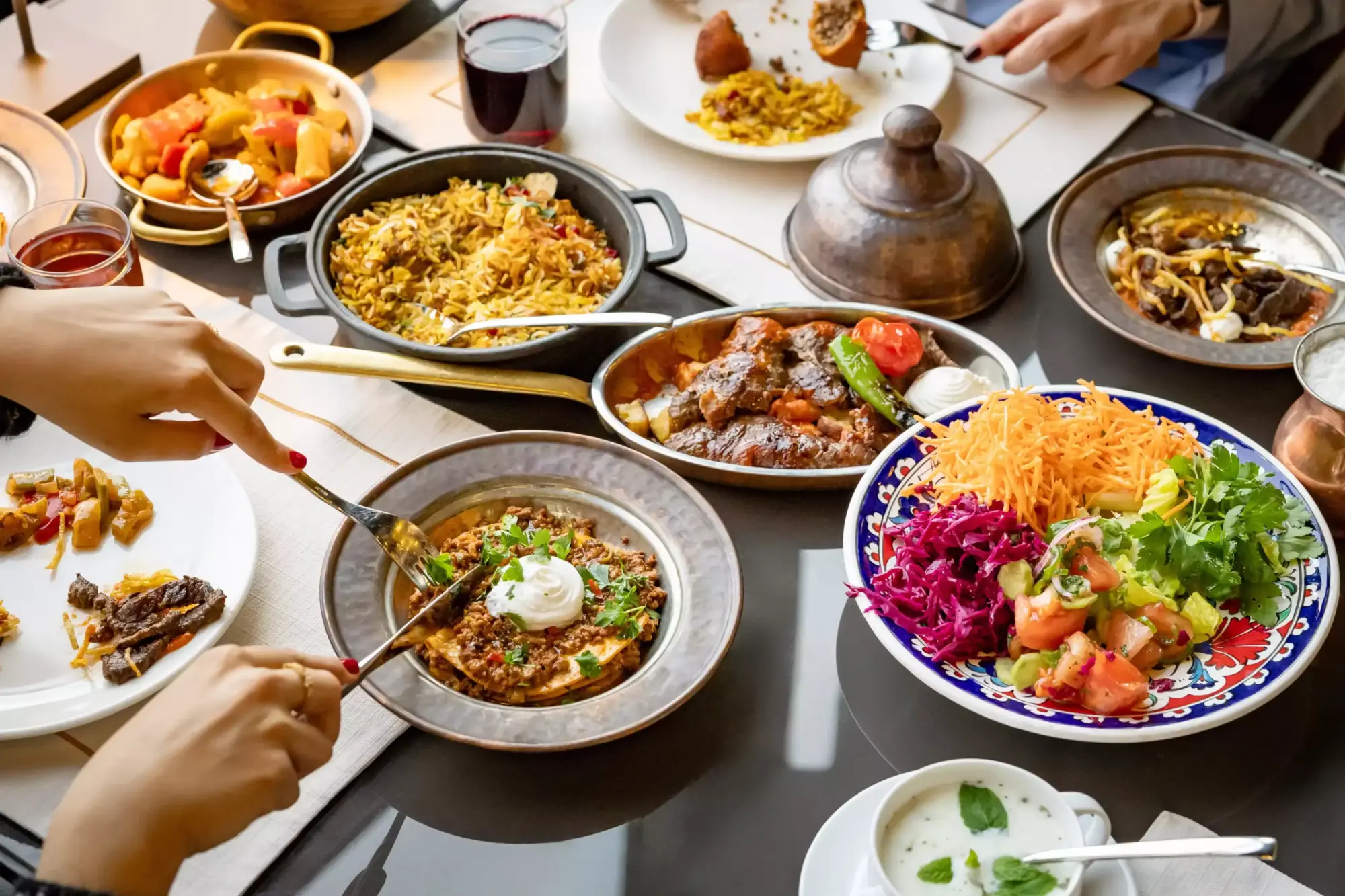 Perde pilavı, kaburga dolması, kuzu gerdanlı keşkek, ali nazik ve büryan kebabı gibi geleneksel tatlar; güllaç, fıstıklı baklava ve kaymaklı ekmek kadayıfı gibi klasiklerle tamamlanıyor.