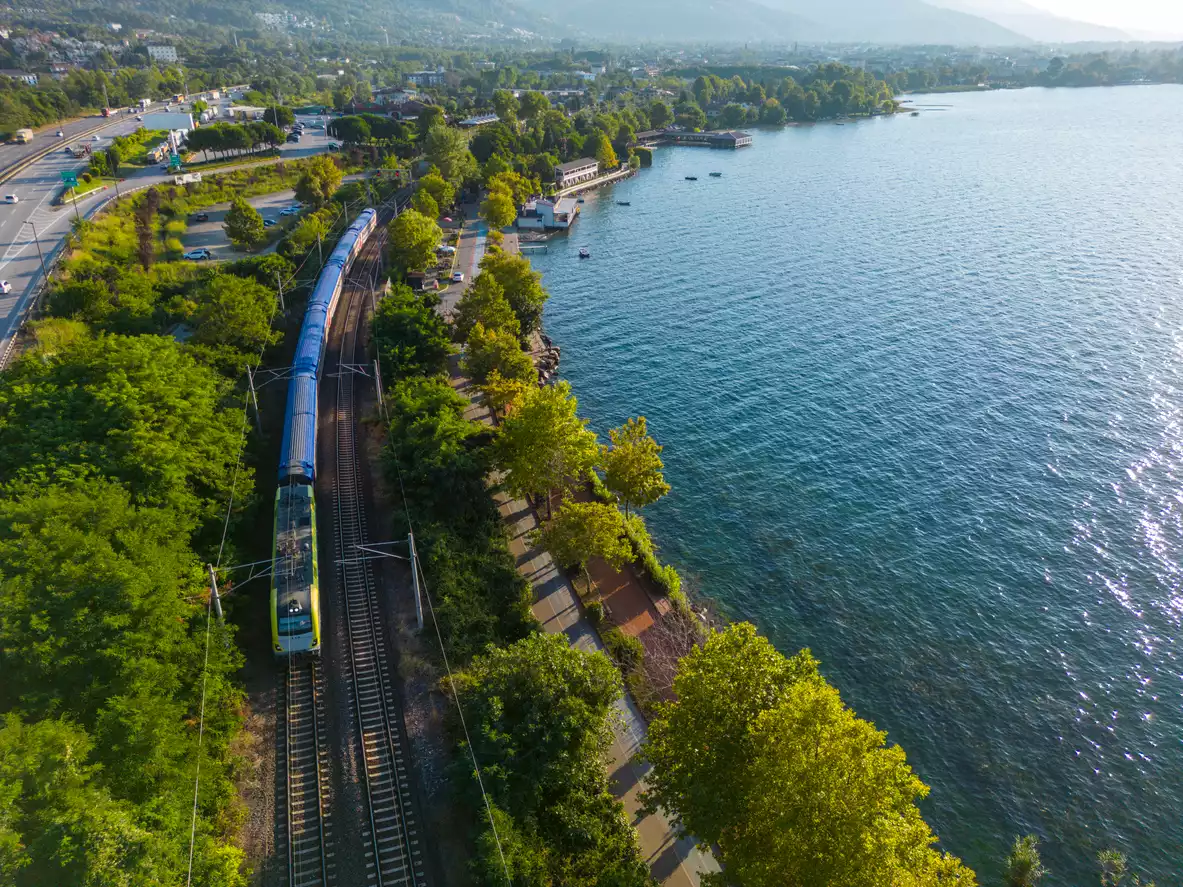 Sapanca Gölü kıyısı ve tren
