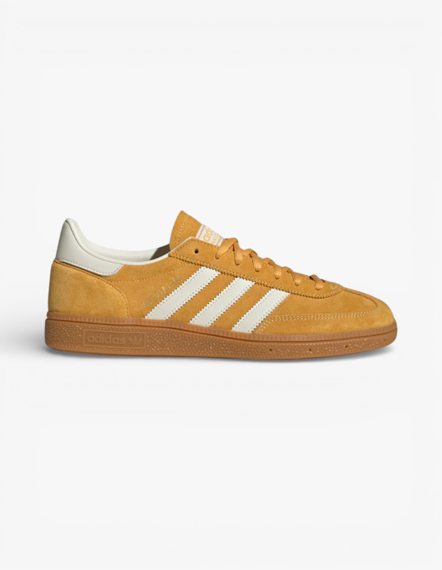Marka Adı: adidas Originals
Ürün Cinsiyeti: Kadın
Ürün Tipi: Sneaker
Ürün Sezonsallığı: Belirtilmemiş
Ürün Çeşidi: Günlük Sneaker
Ürün Özellikleri:
adidas Originals Handball Spezial sneaker, canlı hardal sarısı rengindeki süet dış yüzeyi ve ikonik beyaz deri 3 bant detayıyla klasikleşmiş bir tarz sunar. Bağcıklı kapanışı, topuk kısmındaki kontrast oluşturan beyaz panel detayı ve dilindeki marka logosu ile dikkat çeken bu model, dayanıklı kauçuk dış tabanı sayesinde zeminde güçlü tutuş ve gün boyu konforlu bir adım vaat eder. Retro esintili tasarımıyla hem spor hem de günlük kombinlere kolayca adapte olur.
Öne Çıkan Detaylar:
- Hardal sarısı süet üst yüzey
- Kontrast oluşturan beyaz deri 3 bant detayı
- Klasik kauçuk dış taban yapısı
Kimler Kullanıyor?:
Zamanın ötesindeki spor ayakkabı tasarımlarına ilgi duyan, retro ve ikonik parçaları günlük şıklıklarına dahil etmeyi seven kişiler bu sneakerı tercih edebilir. Hem rahatlığı hem de göz alıcı stili bir arada arayan, sokak modasına kendi yorumunu katmaktan hoşlanan ve canlı renklerle görünümüne enerji katmak isteyen herkes için ideal bir seçimdir.