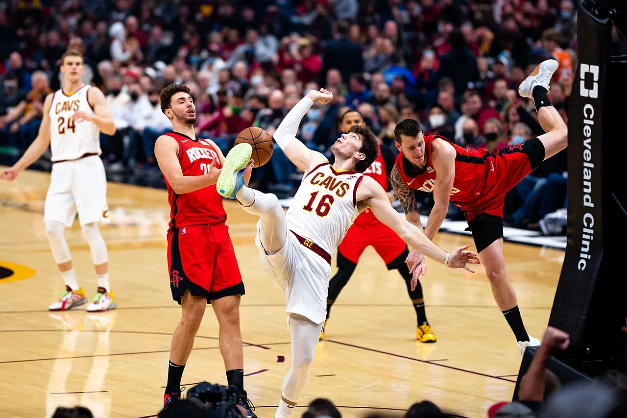 Cedi Osman ile Alperen Şengün, Cleveland Cavaliers ile Houston Rockets arasında oynanan maçta.