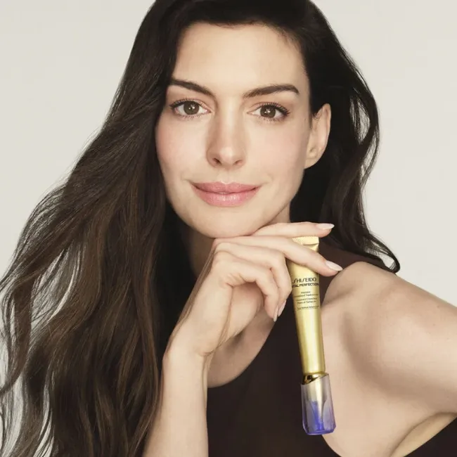 anti-aging etki sunan kırışıklık karşıtı hedef bakım ürününü tutarken daha sıkı ve pürüzsüz cilt görünümünü vurgulayan anne hathaway portre